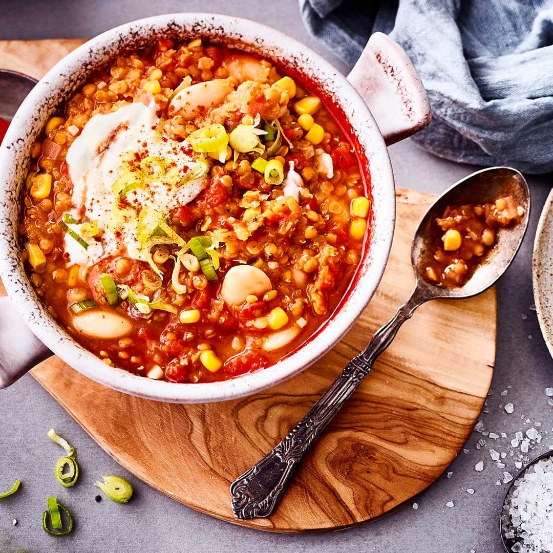 Deftiger Eintopf für die kalte Jahreszeit: Probieren Sie unser Chili mit Paprika, roten Linsen und weißen Bohnen – fertig in nur 15 Minuten!
