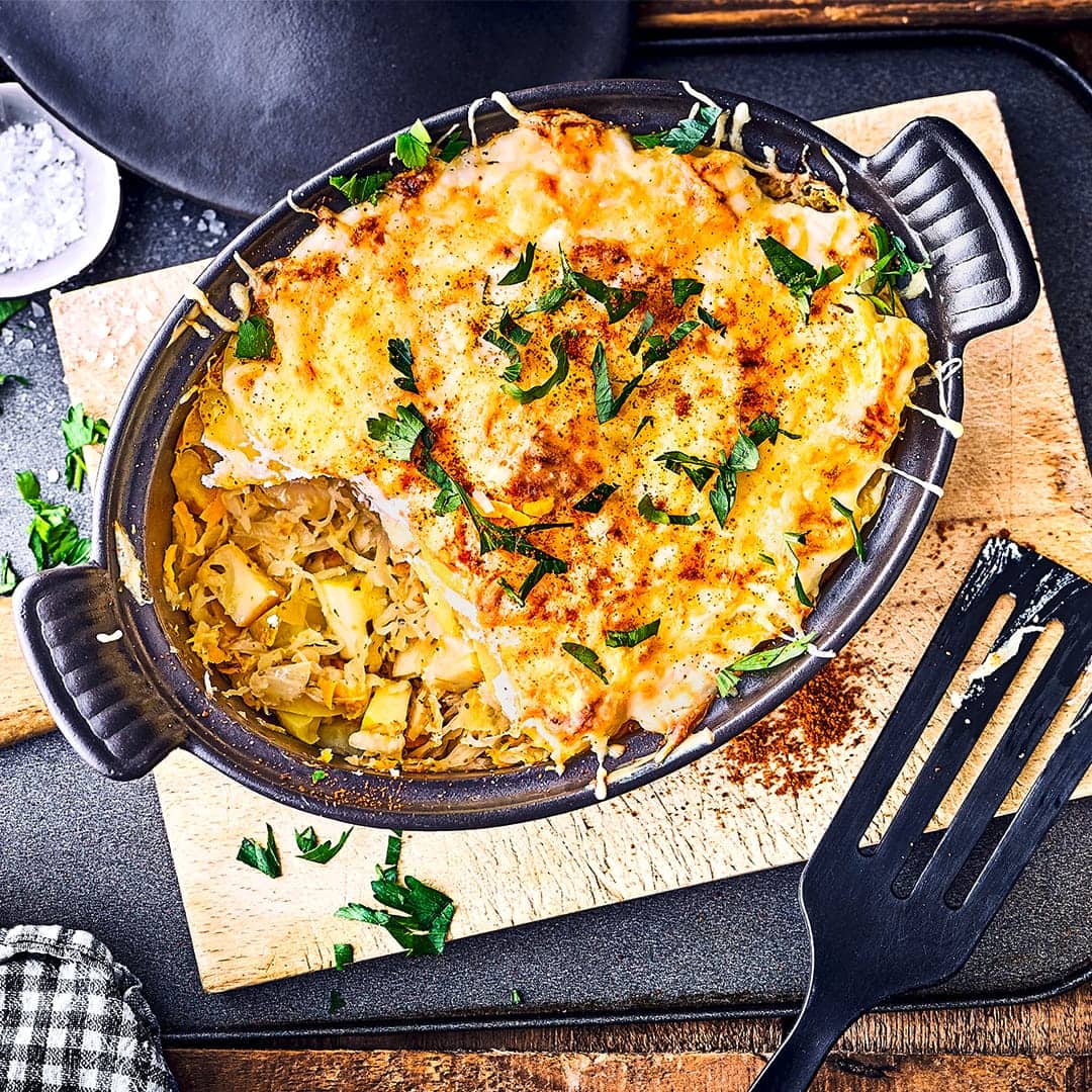 Probieren Sie unseren Sauerkraut-Gemüse-Auflauf mit Frischkäse. Mediterrane Kräuter wie Majoran und Thymian sorgen für die gewünschte Würze!