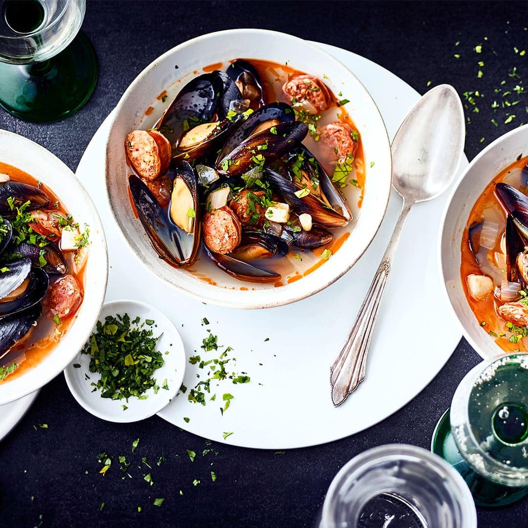 Miesmuscheln mit Chorizo, eine Kombination, die Sie unbedingt probieren sollten. Die würzige Rohwurst passt hervorragend zu den in Weißwein geschwenkten Muscheln.