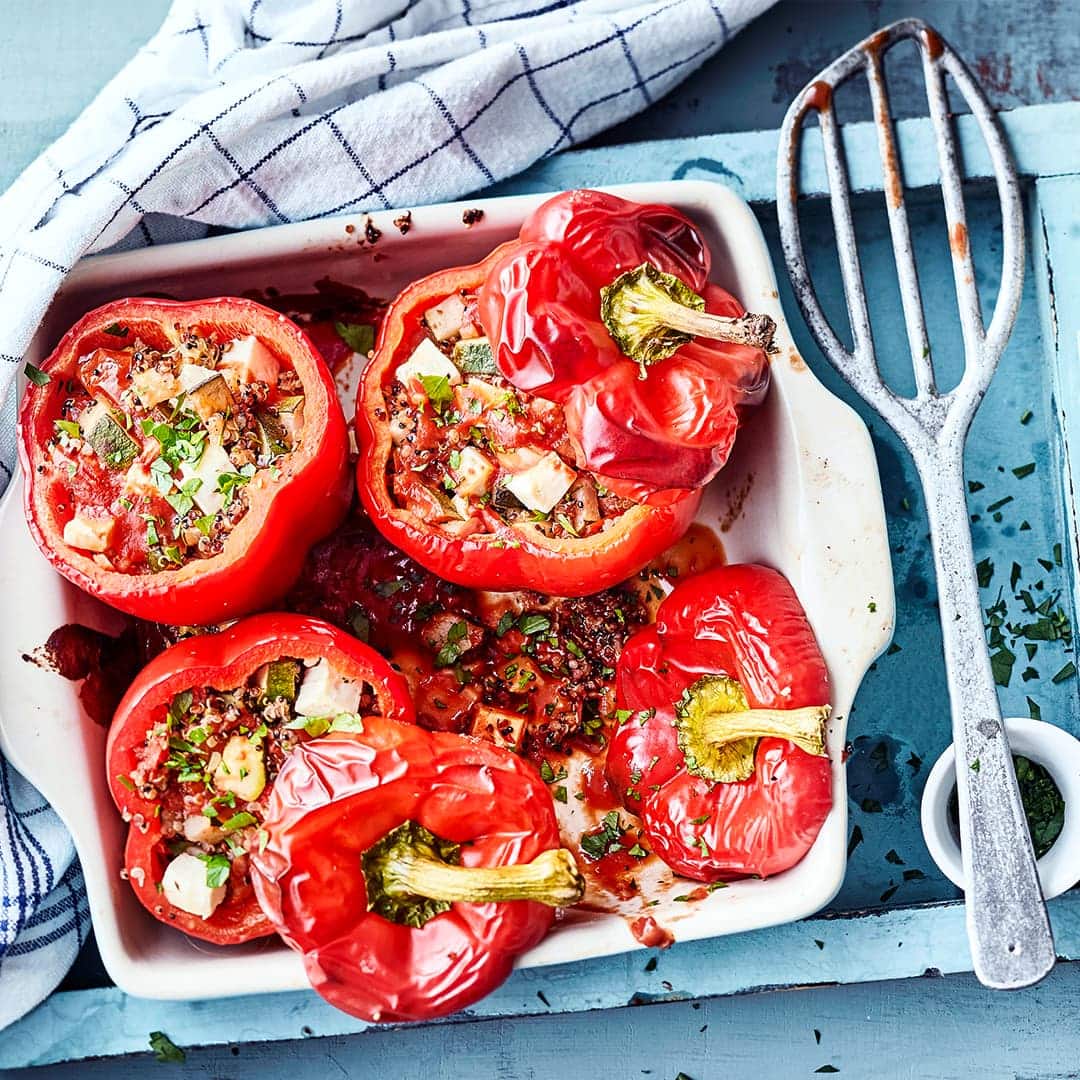Rote Paprikaschoten vegetarisch gefüllt mit Quinoa, Gemüse und Feta - schmeckt lecker mediterran und ist eine fleischlose Alternative zu der klassischen Hackfleisch-Füllung.