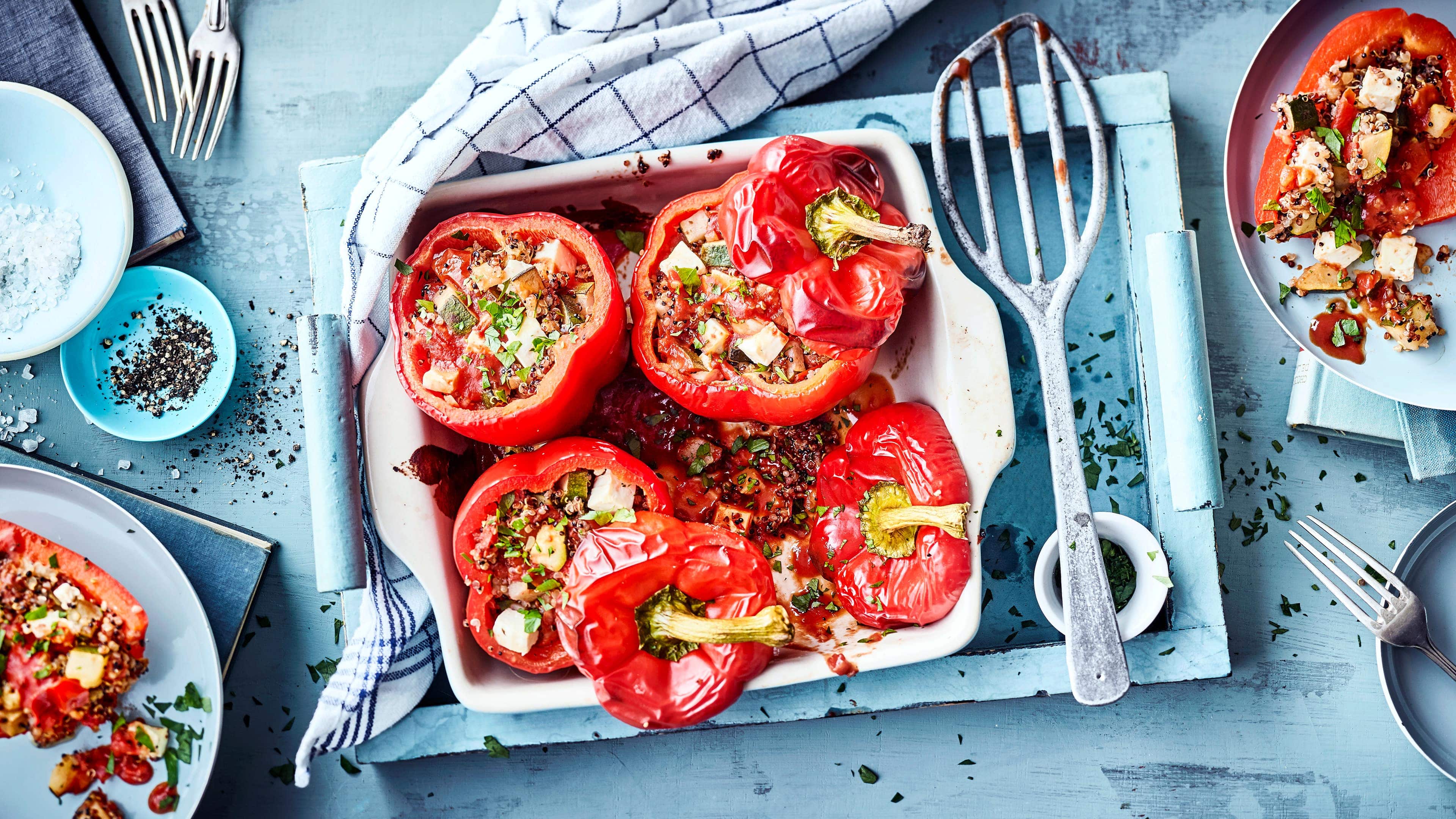Paprikaschoten mit Quinoa Rote Paprikaschoten vegetarisch gefüllt mit Quinoa, Gemüse und Feta - schmeckt lecker mediterran und ist eine fleischlose Alternative zu der klassischen Hackfleisch-Füllung.