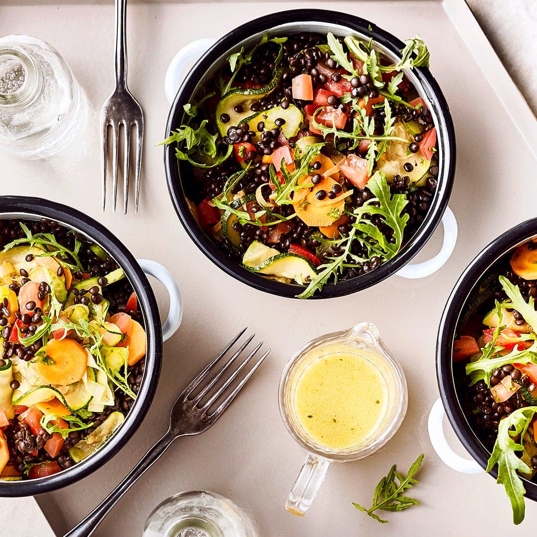 Unser Tipp für einen veganen Snack: Probieren Sie unseren Salat aus Beluga-Linsen an buntem Gemüse mit Senf-Weinessig-Vinaigrette!
