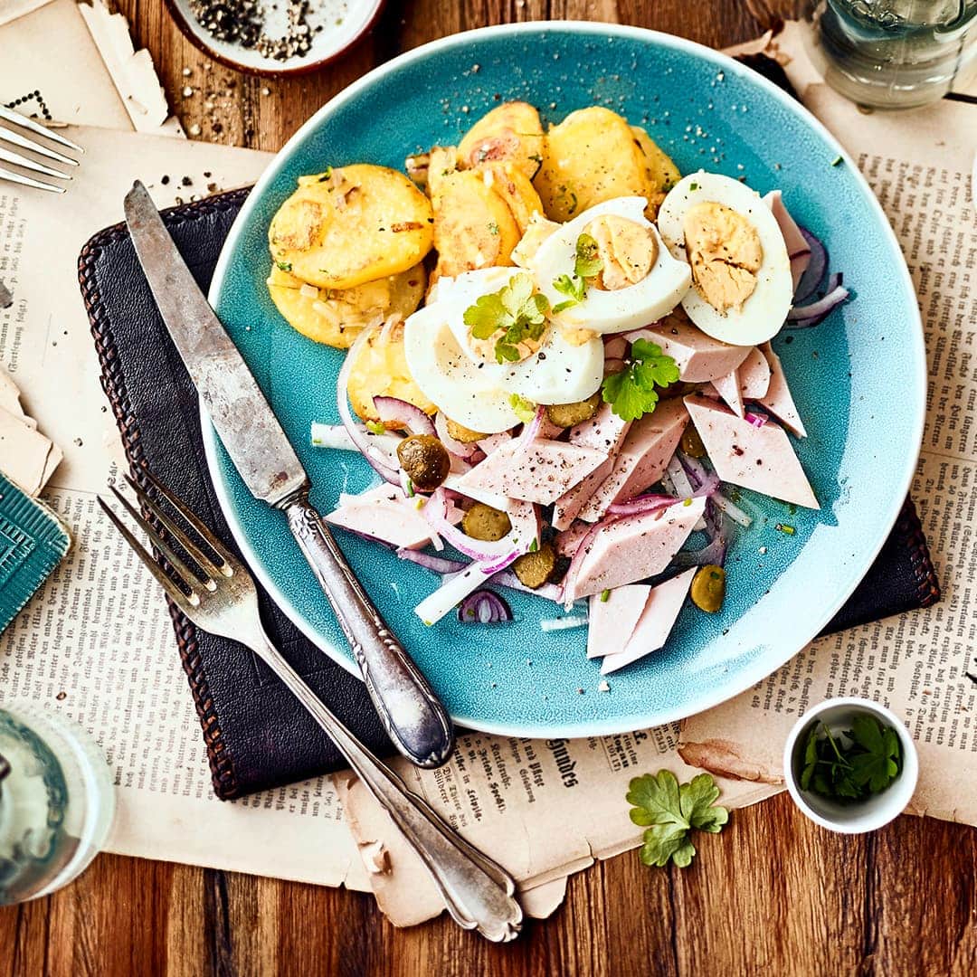 Unser Rezept für einen herzhaften Wurstsalat mit Bratkartoffel, Zwiebel, Gewürzgurke und Rettich ist leicht zuzubereiten – probieren Sie es gleich aus!