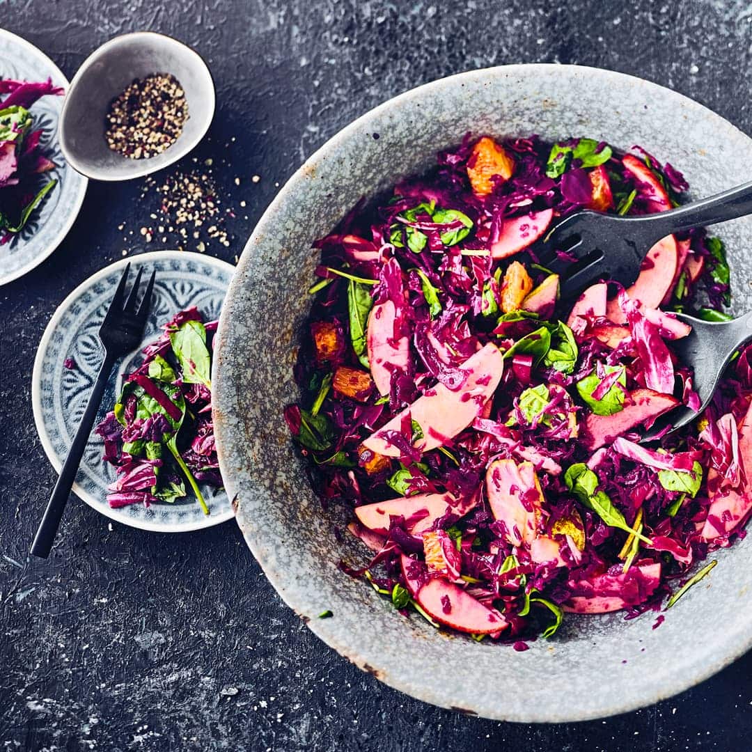 Ein bunter Salat mit süß-säuerlichen Äpfeln, aromatischem Rotkohl und frischer Orange schmeckt zum Grillen, zum Mittag- oder Abendessen oder als Beilage. Probieren Sie es aus!
