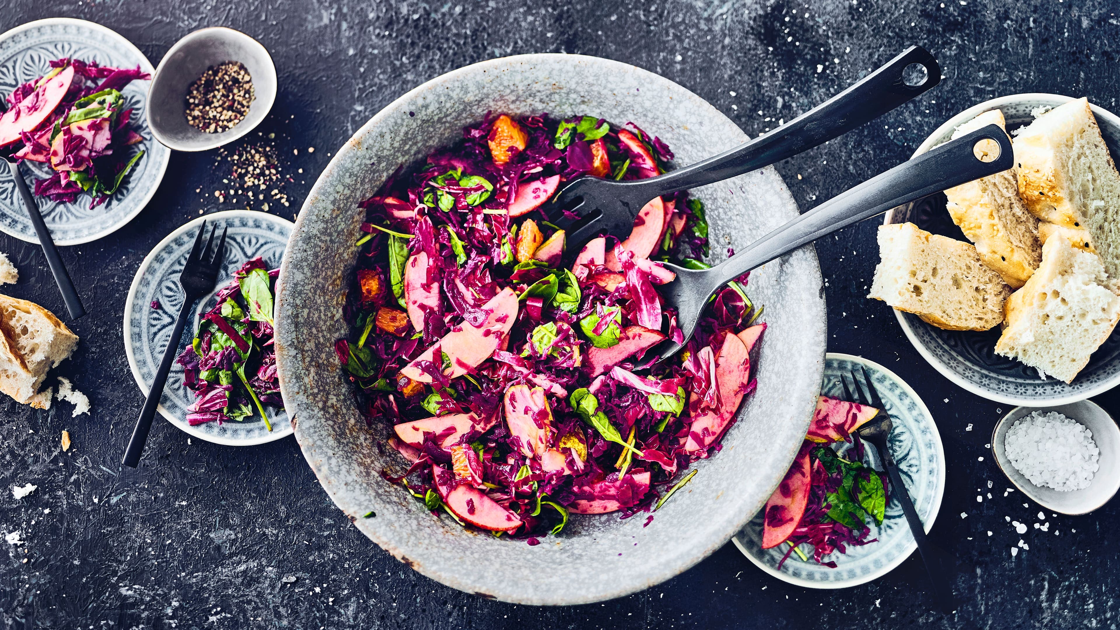 Rotkrautsalat Ein bunter Salat mit süß-säuerlichen Äpfeln, aromatischem Rotkohl und frischer Orange schmeckt zum Grillen, zum Mittag- oder Abendessen oder als Beilage. Probieren Sie es aus!