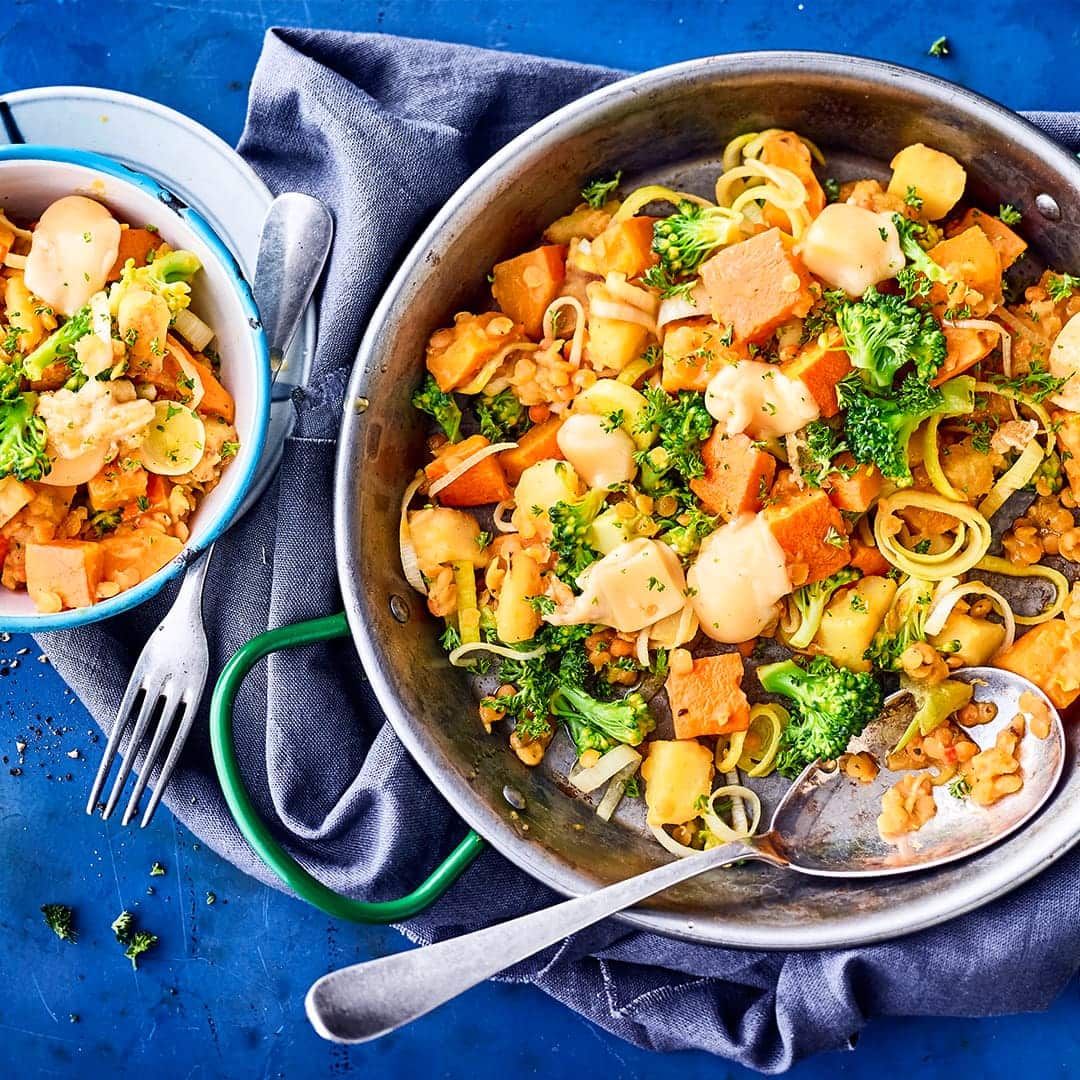 Unsere Gemüse-Kürbis-Pfanne eignet sich perfekt als deftiges Hauptgericht – auch für Vegetarier. Überzeugen Sie sich selbst von unserem Rezept.