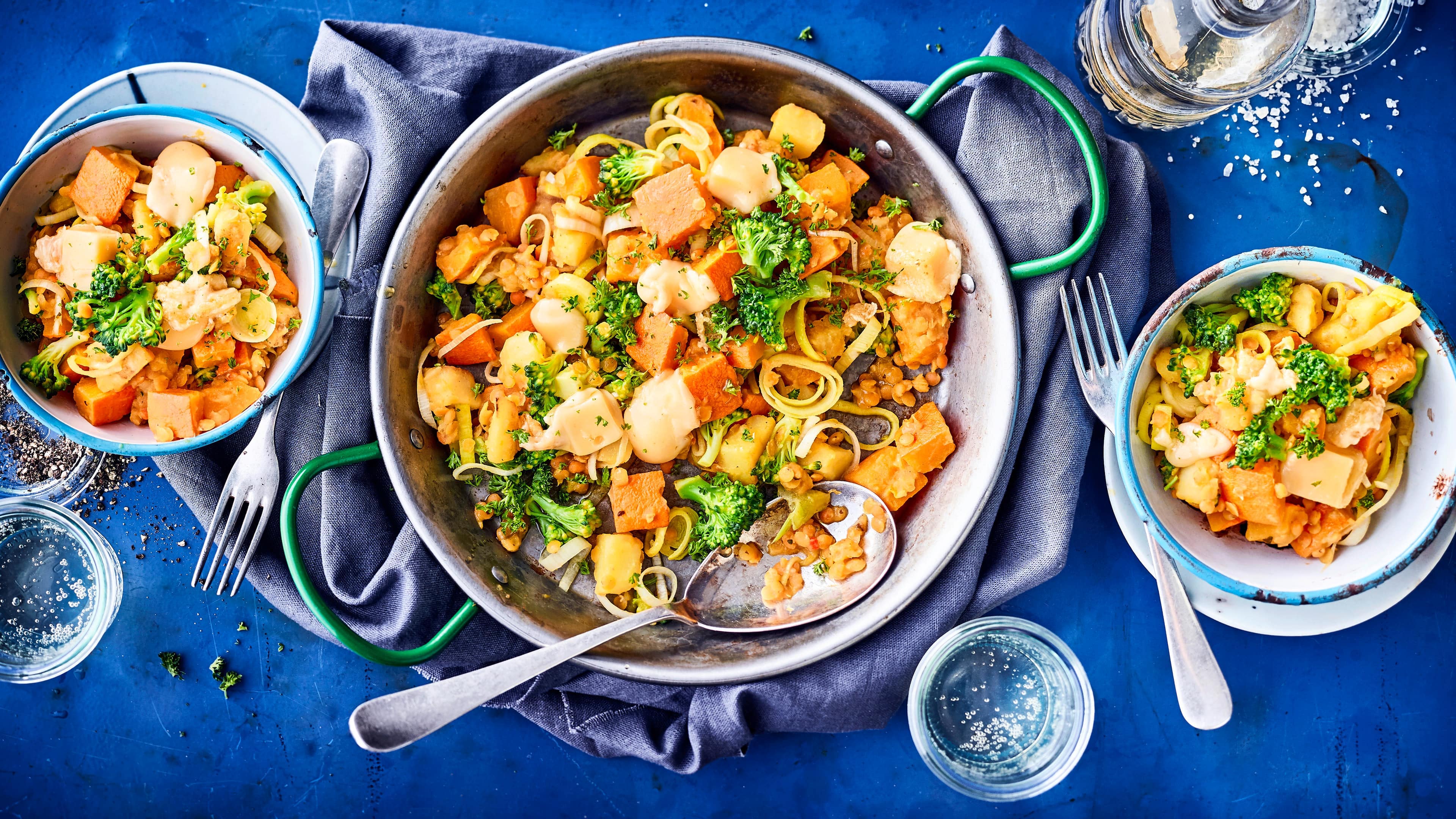 Gemüsepfanne mit Kürbis Unsere Gemüse-Kürbis-Pfanne eignet sich perfekt als deftiges Hauptgericht – auch für Vegetarier. Überzeugen Sie sich selbst von unserem Rezept.