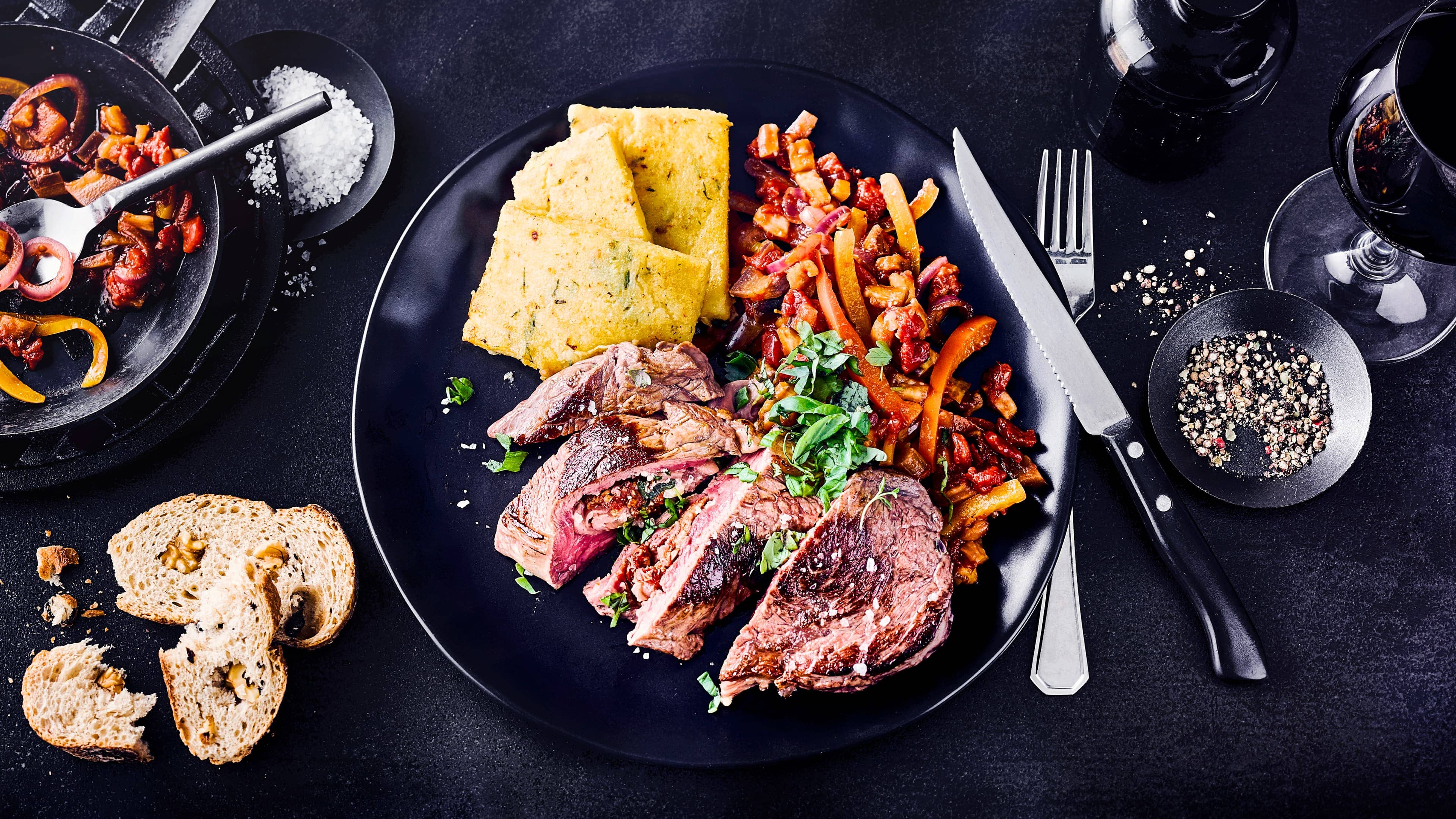 Gefüllte Rindersteaks Mediterrane Köstlichkeit: Probieren Sie unsere mit Schinken, Oliven und getrockneten Tomaten gefüllten Rindersteaks an geschmortem Gemüse und Polenta!