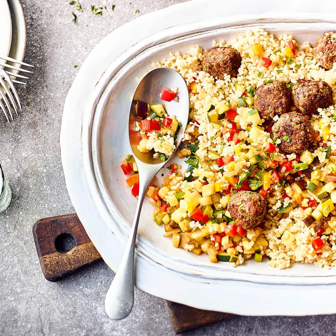 Knackiges Gemüse, würzige Hackbällchen und dazu ein frischer Joghurt-Dip – entdecken Sie mit unserer köstlichen Bulgurpfanne die orientalische Küche!