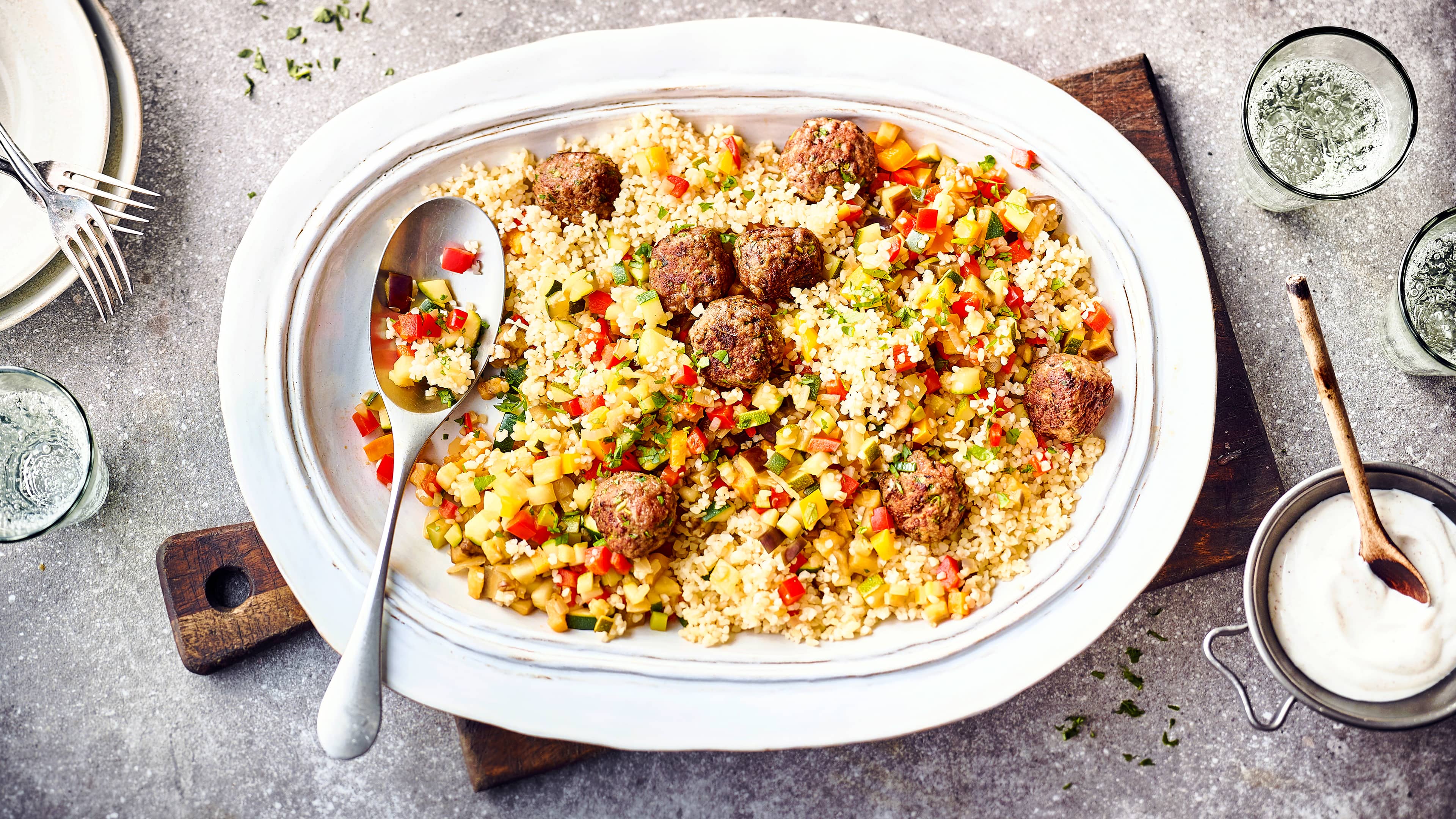 Gemüse-Bulgurpfanne Knackiges Gemüse, würzige Hackbällchen und dazu ein frischer Joghurt-Dip – entdecken Sie mit unserer köstlichen Bulgurpfanne die orientalische Küche!