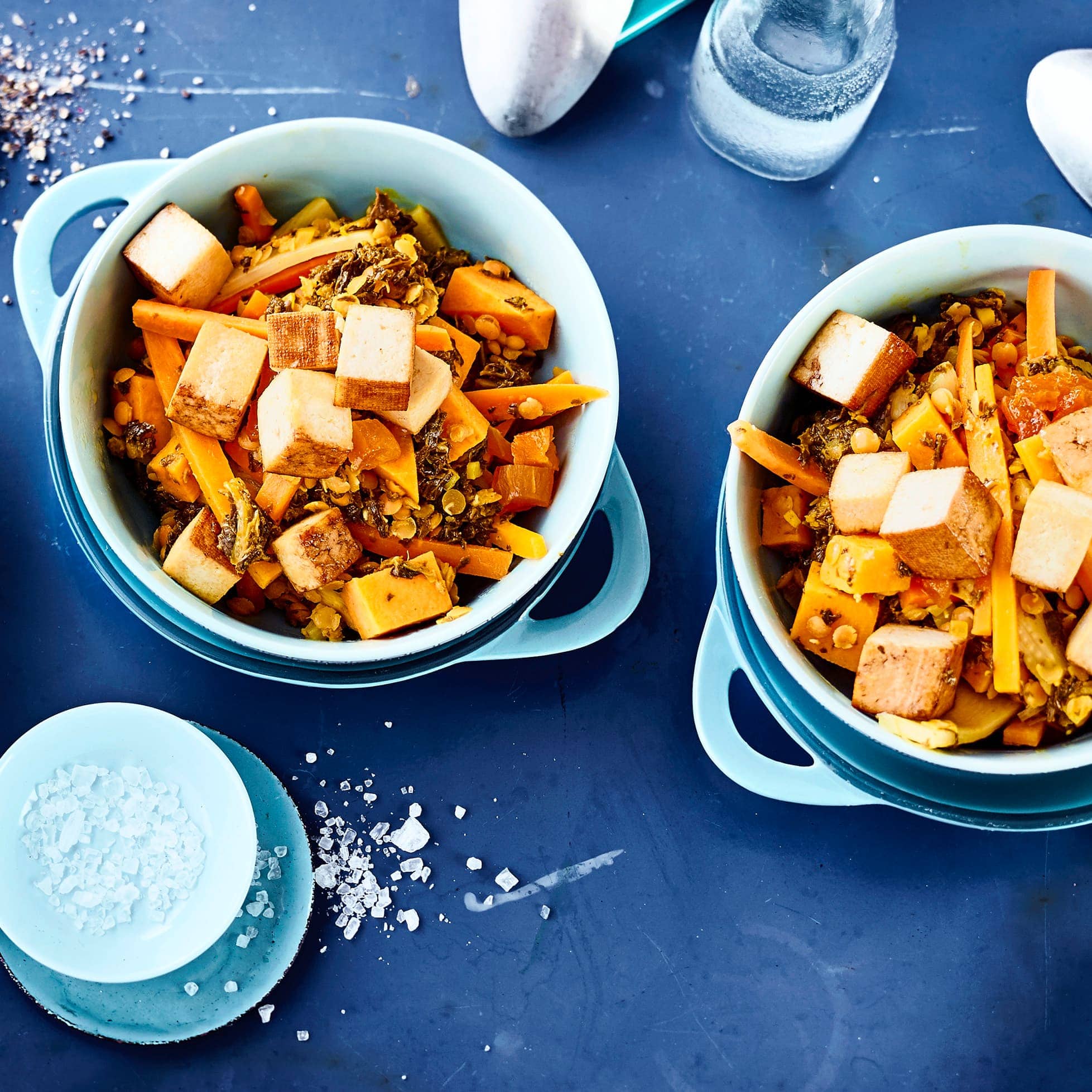 Ein leckeres Curry aus Möhren, Süßkartoffeln, Grünkohl und gebratenem Tofu. Mit Kokosmilch verfeinert wird das Curry schön cremig.