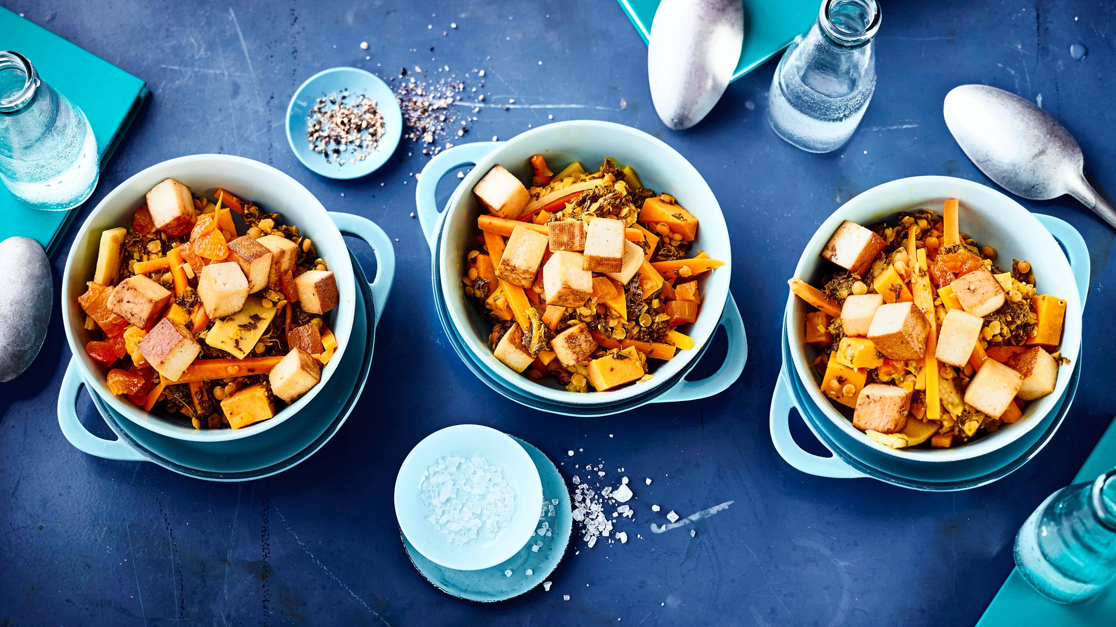 Gemüsepfanne mit Kokosmilch Ein leckeres Curry aus Möhren, Süßkartoffeln, Grünkohl und gebratenem Tofu. Mit Kokosmilch verfeinert wird das Curry schön cremig.