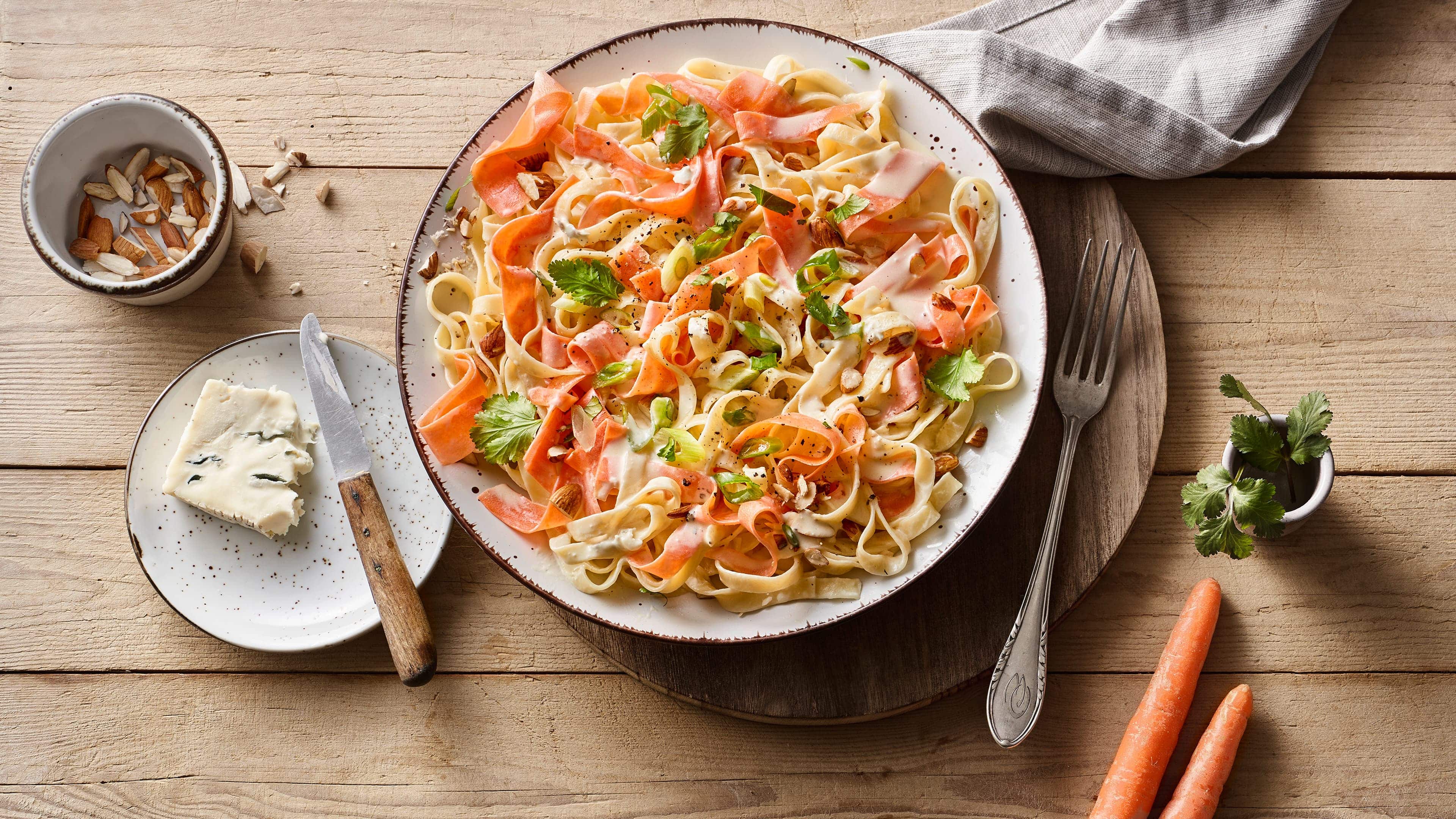 Tagliatelle mit Gorgonzola Verwöhnen Sie sich mit diesem Pastagericht mit buntem Gemüse: Probieren Sie unsere Tagliatelle mit Möhre, Lauchzwiebeln und Ingwer in einer pikanten Mascarpone-Gorgonzola-Soße!