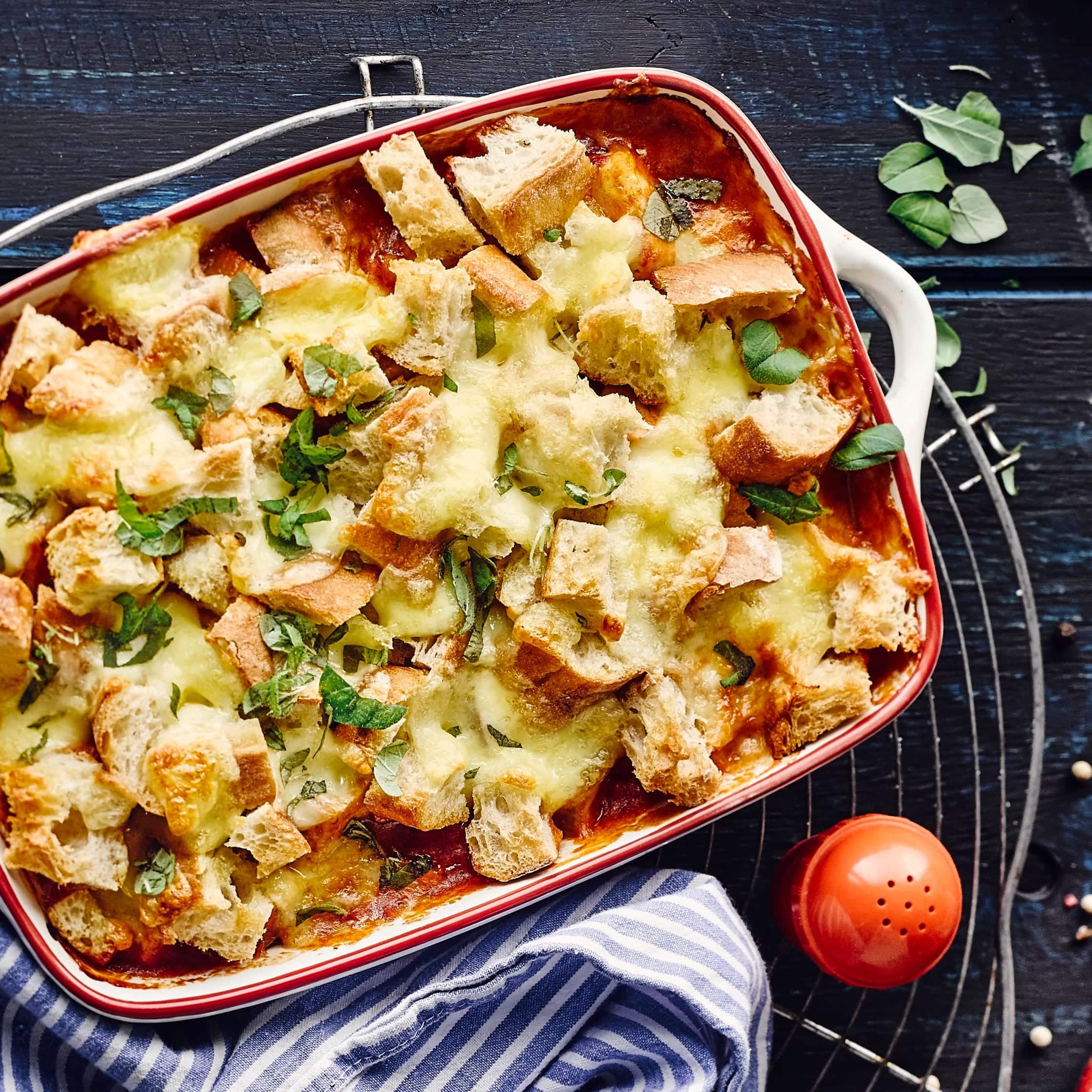Aufläufe sind ideal, um Zeit zu sparen und frische Zutaten sowie altbackenes Brot zu verarbeiten. In unserem Rezept mit Hähnchen z. B. trockenes Weißbrot.