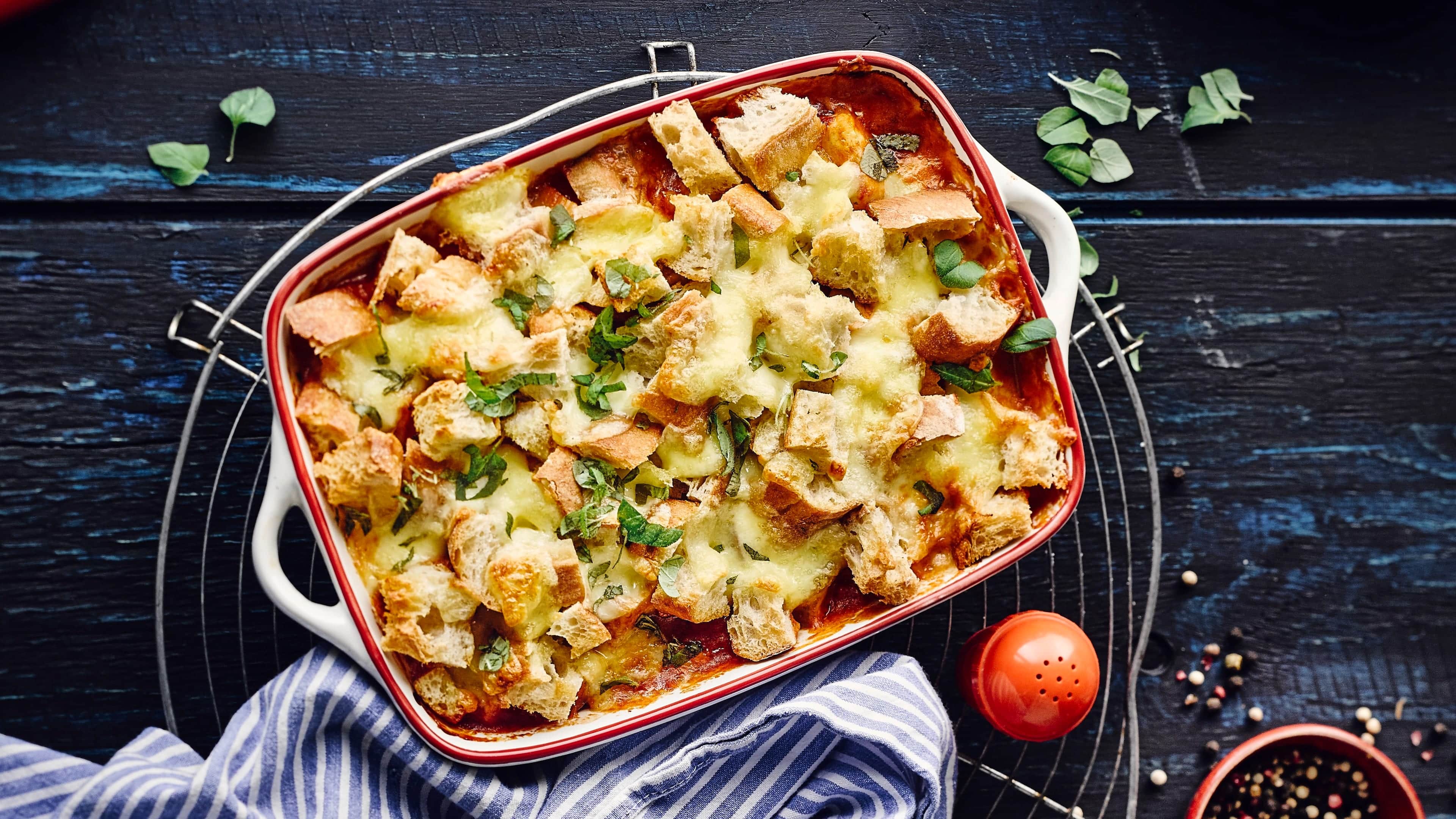 Hähnchenauflauf Aufläufe sind ideal, um Zeit zu sparen und frische Zutaten sowie altbackenes Brot zu verarbeiten. In unserem Rezept mit Hähnchen z. B. trockenes Weißbrot.