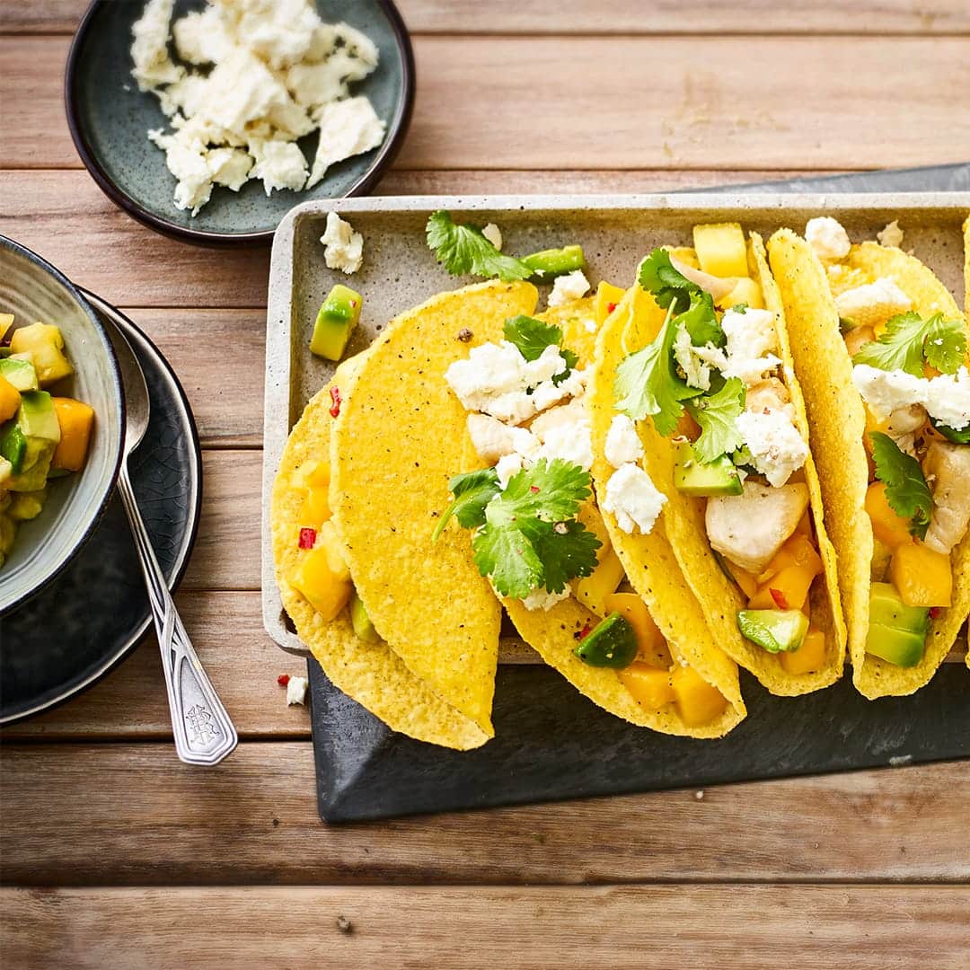 Unser Rezept für Tacos mit Hähnchenbrust - aus gebratenem Hähnchenbrustfilet mit fruchtiger Mango und Ananas. Für mehr Würze mit Feta bestreuen!