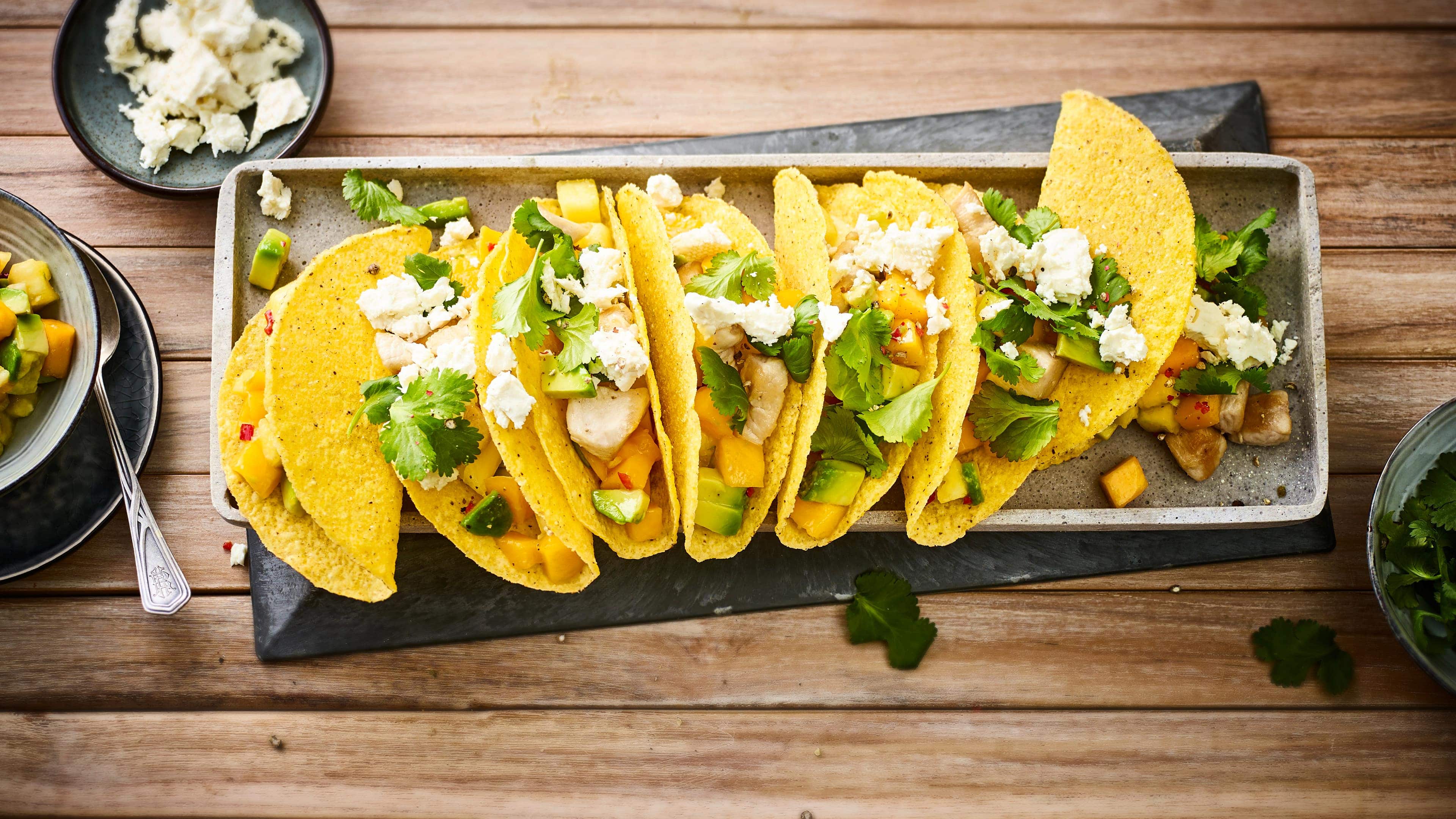 Tacos mit Hähnchenbrust und Fruchtsalat Unser Rezept für Tacos mit Hähnchenbrust - aus gebratenem Hähnchenbrustfilet mit fruchtiger Mango und Ananas. Für mehr Würze mit Feta bestreuen!