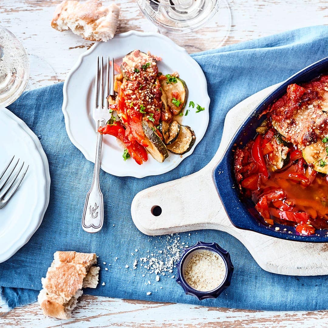 Knackiges Ratatouille-Gemüse in einer mediterranen Tomatensauce mit einer Kruste aus Mandeln und Parmesan überbacken.
