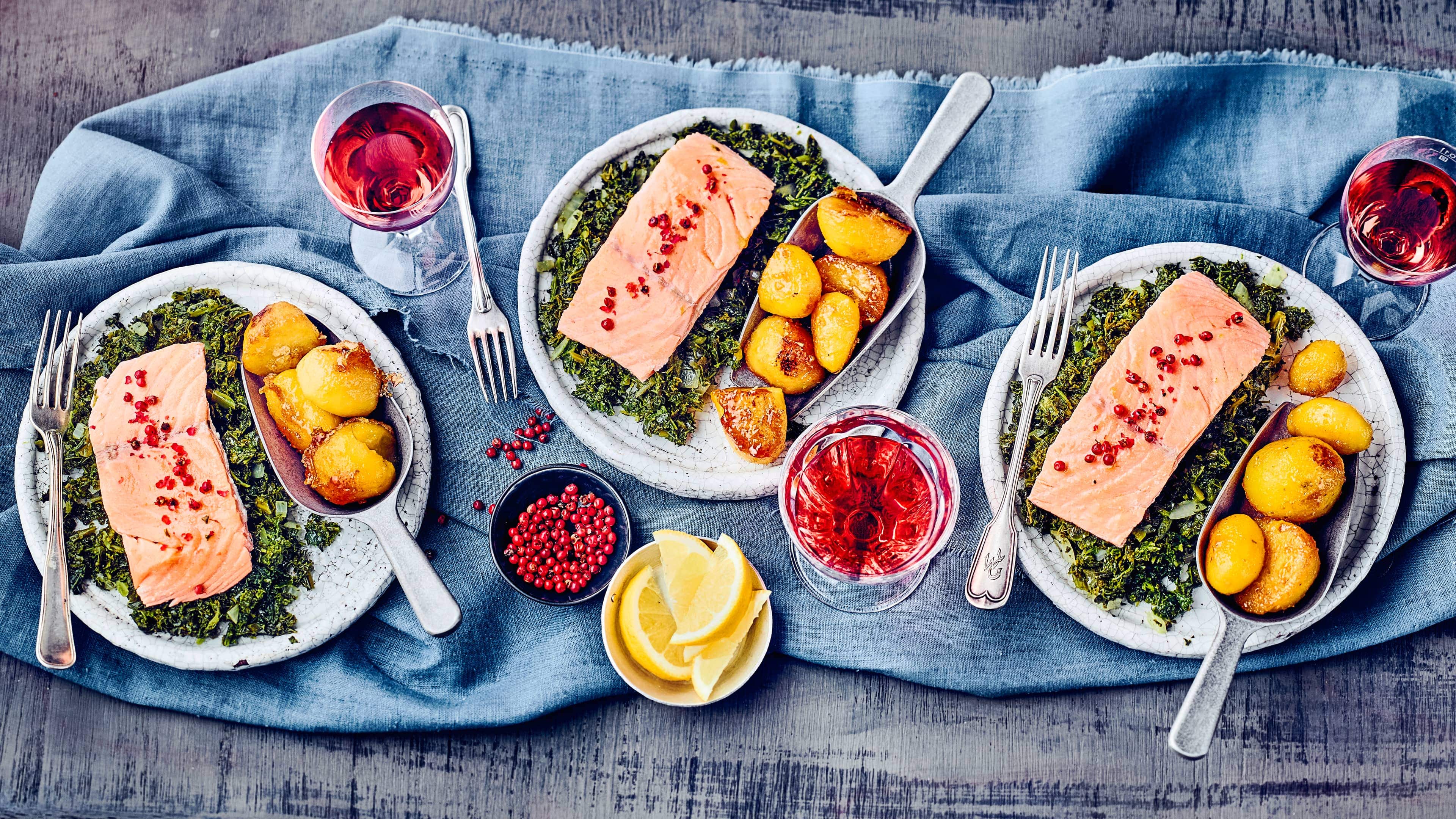 Lachs auf Grünkohl Probieren Sie einmal unsere Variante dieses Traditionsgerichts aus dem Norden Deutschlands: Gedünstete Tranchen von Lachs auf Grünkohl-Gemüse mit karamellisierten Kartoffeln – deftig und lecker!
