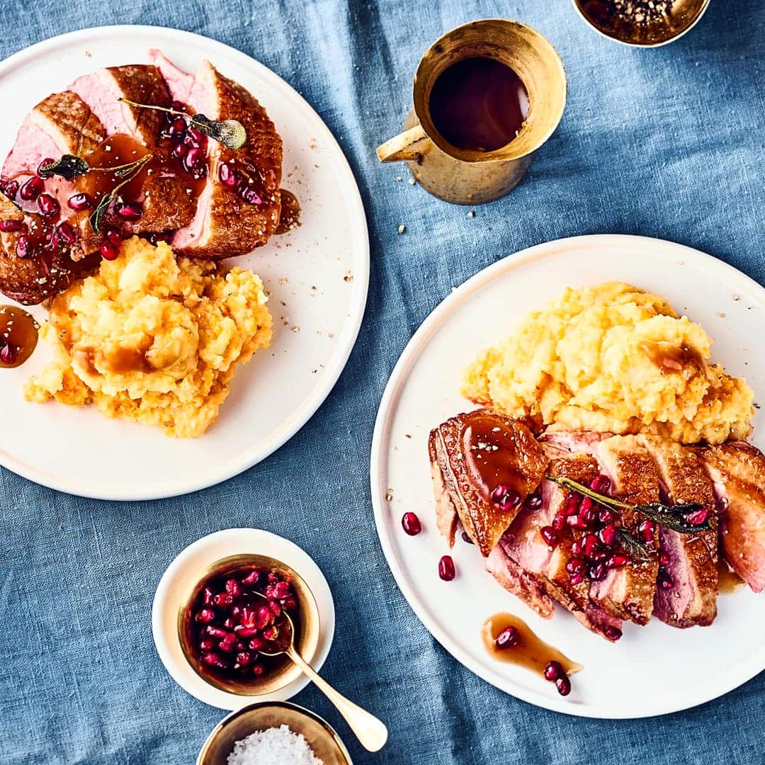 Festliches Gericht: Kochen Sie unsere Entenbrust aus dem Ofen mit selbst gemachtem Püree aus Kartoffeln, Sellerie und Kürbis an Granatapfel-Soße!
