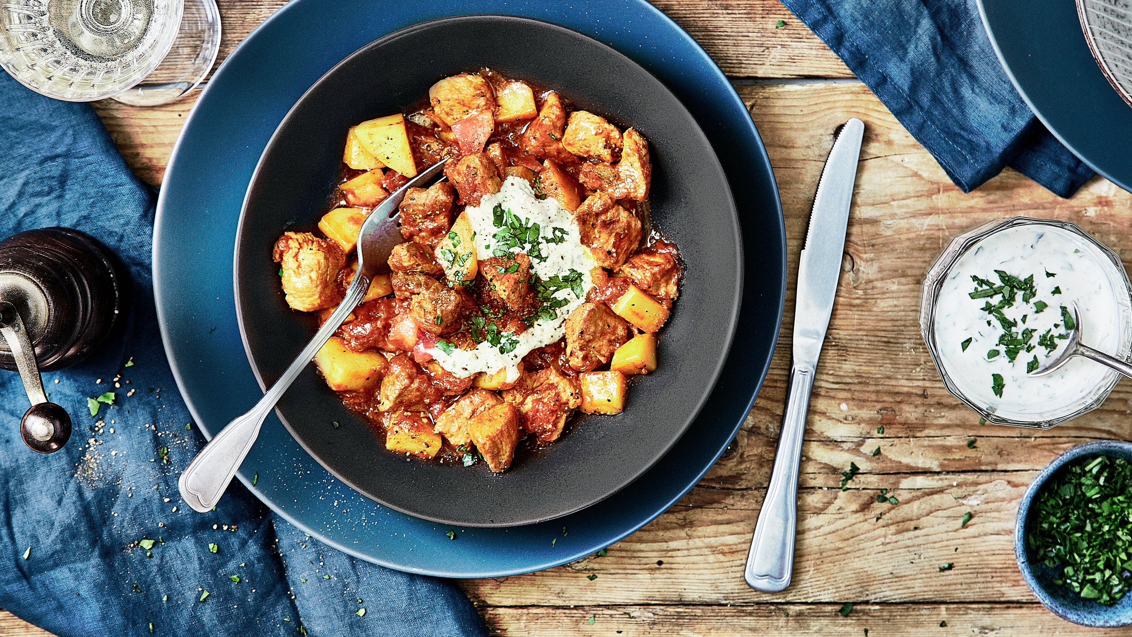 Schweinegulasch mit Gemüse Gulasch ist das Nationalgericht Ungarns und gilt weltweit als beliebte Eintopfspezialität. Lernen Sie unsere köstlichen Rezeptideen für Schweinegulasch kennen!