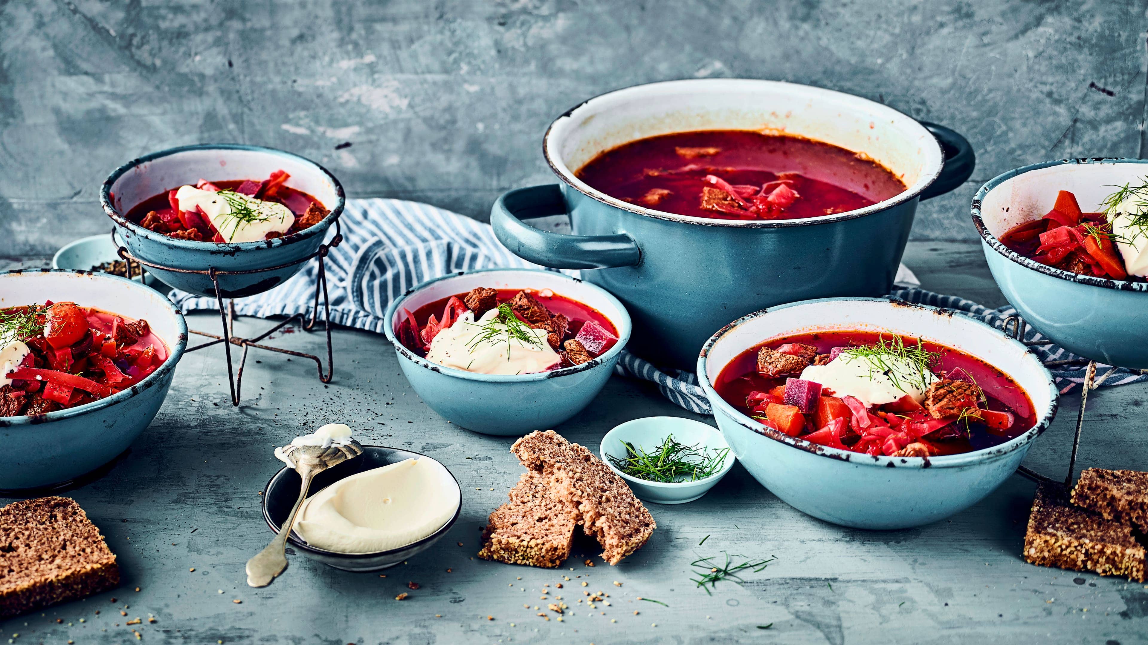 Borschtsch Köstlicher Eintopf gelingt mit unseren Borschtsch-Rezepten auch Kochanfängern im Handumdrehen. Kochen Sie die Rote-Bete-Suppe einfach selber!