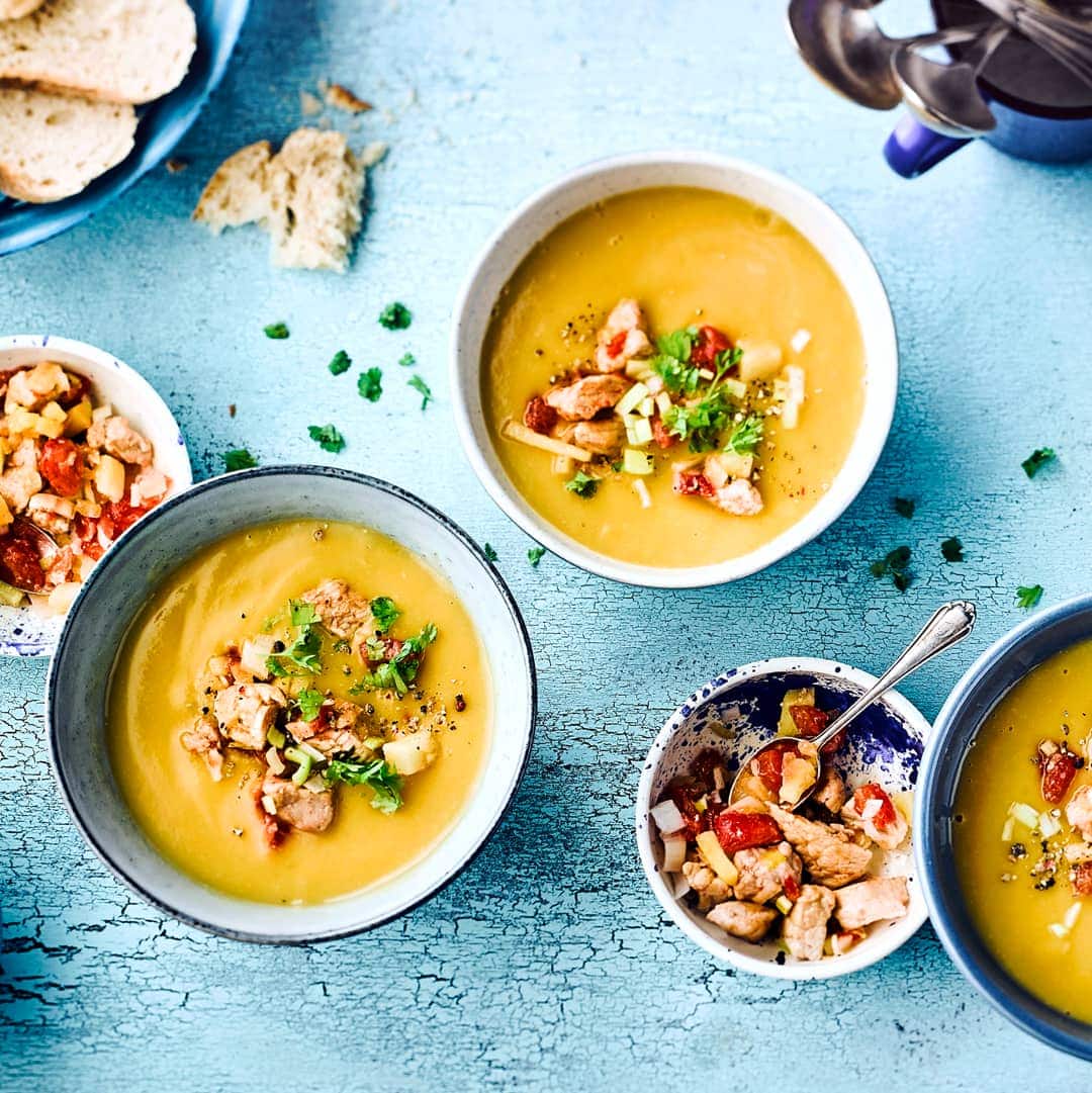Steckrübensuppe mit Schweinefleisch in Schüsseln