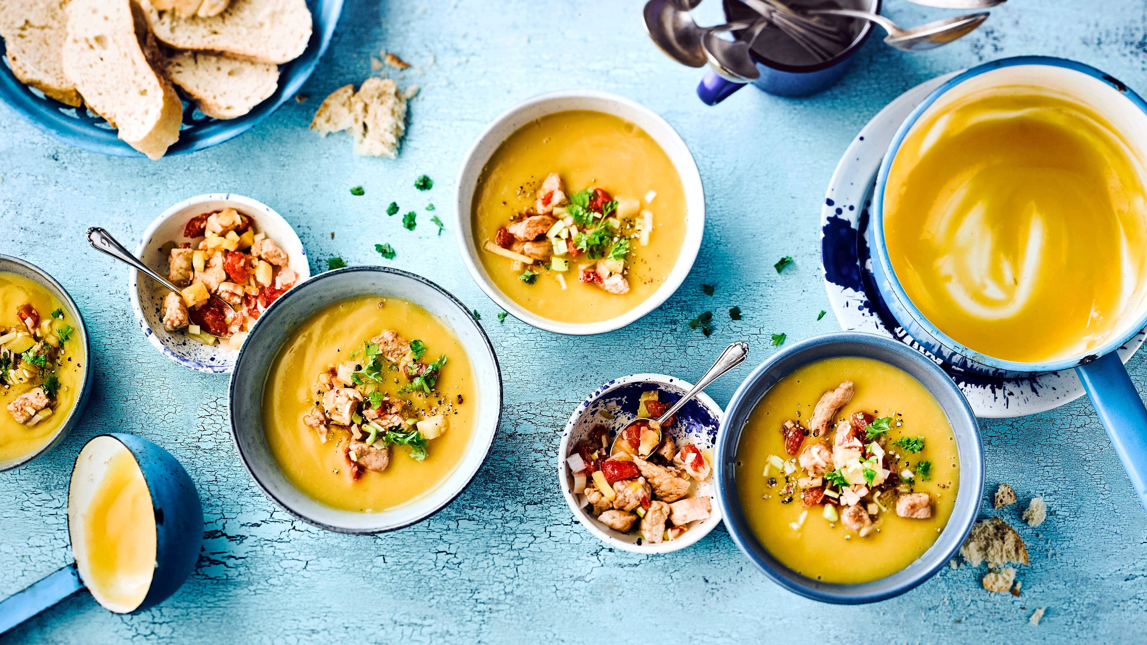 Steckrübensuppe Steckrübensuppe mit Schweinefleisch in Schüsseln