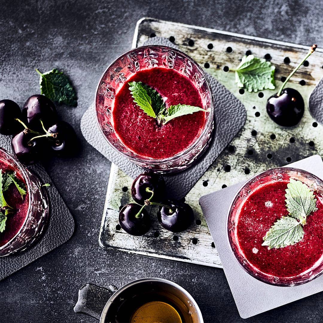 Pikant-süßer Drink für Sommer und Winter: Probieren Sie unseren Smoothie mit Kirschen und Roter Beete sowie etwas Peperoni – herrlich erfrischend!