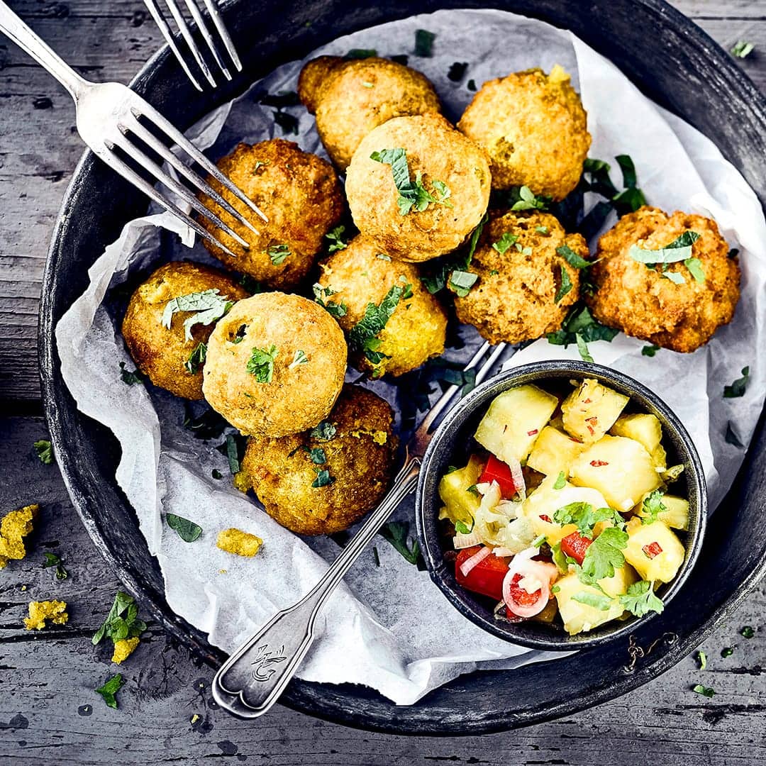 Wie wäre es mit einem Gericht aus der Karibik? Probieren Sie unsere frittierten Kochbananenbällchen mit einer erfrischenden Salsa aus Ananas, Frühlingszwiebeln, Paprika, Ingwer und Chili – pikant und lecker!