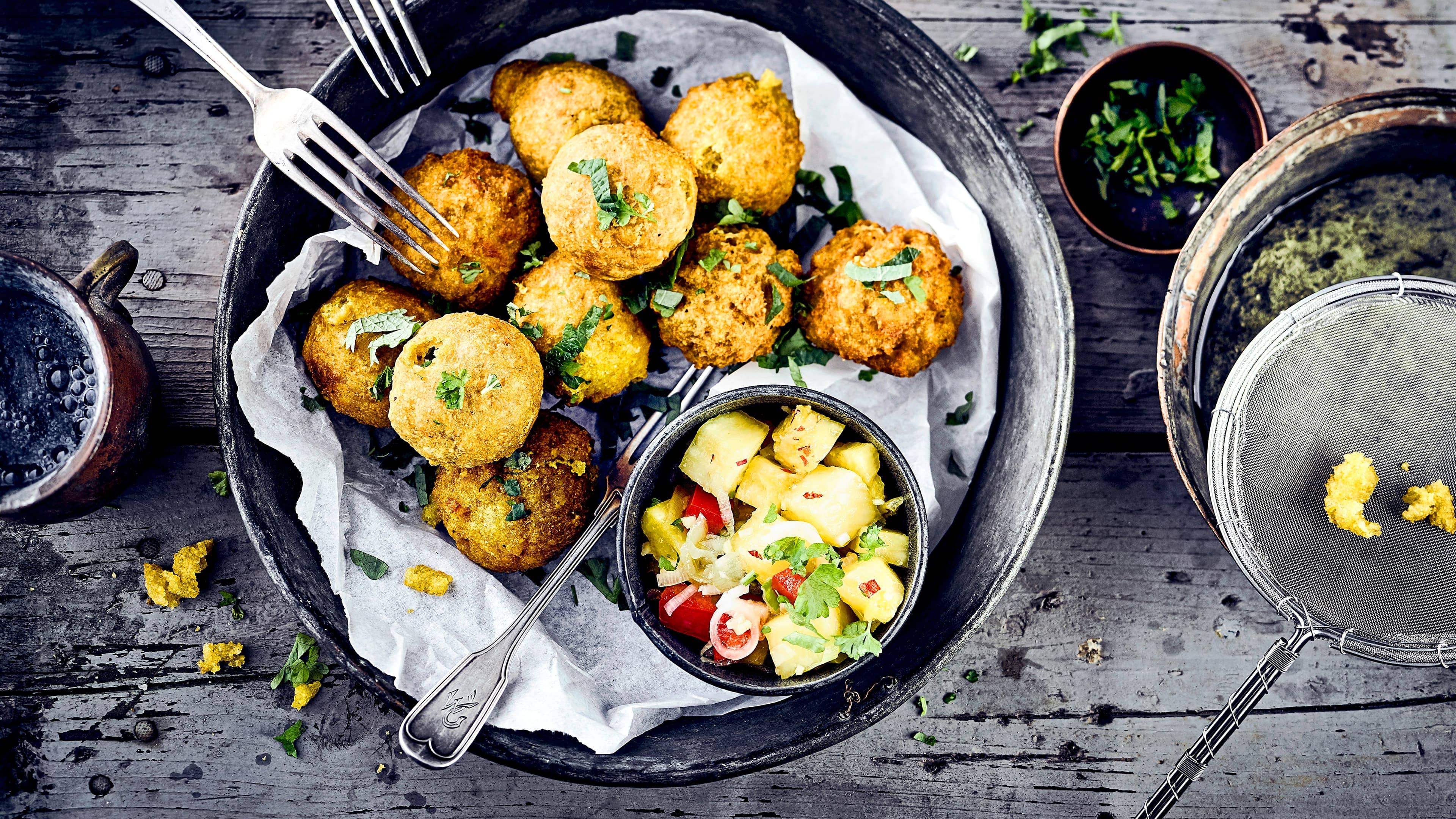 Kochbananenbällchen Wie wäre es mit einem Gericht aus der Karibik? Probieren Sie unsere frittierten Kochbananenbällchen mit einer erfrischenden Salsa aus Ananas, Frühlingszwiebeln, Paprika, Ingwer und Chili – pikant und lecker!