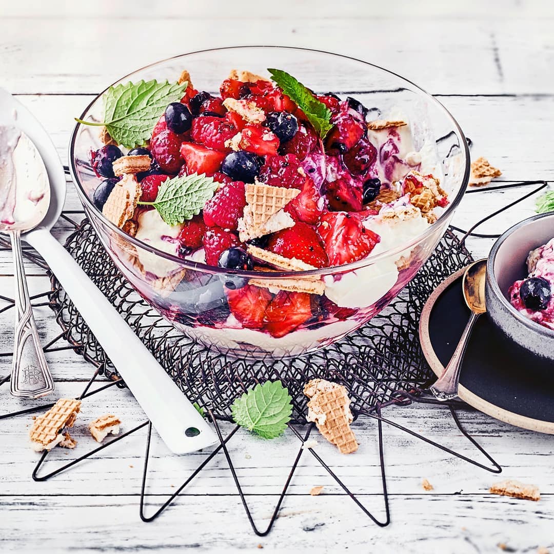 Unser Tipp für ein getränktes Dessert mit frischen Früchten: Probieren Sie unseren Beeren-Trifle mit Ricottacreme und Knusperwaffeln!
