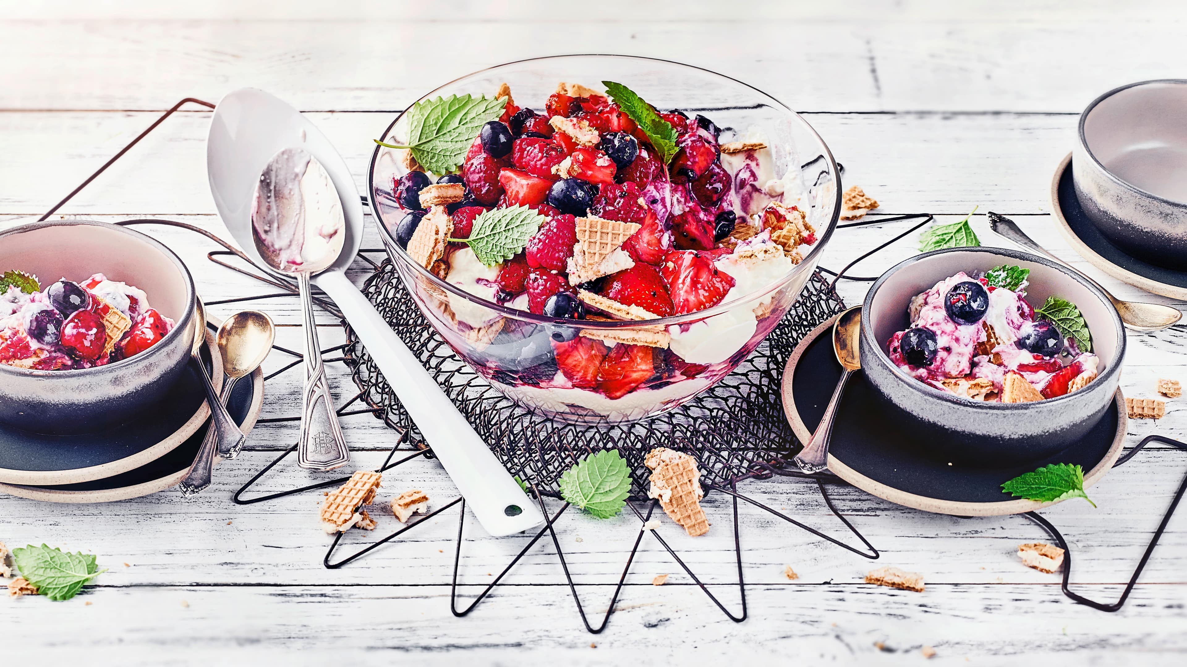 Beeren-Trifle mit Ricotta Unser Tipp für ein getränktes Dessert mit frischen Früchten: Probieren Sie unseren Beeren-Trifle mit Ricottacreme und Knusperwaffeln!