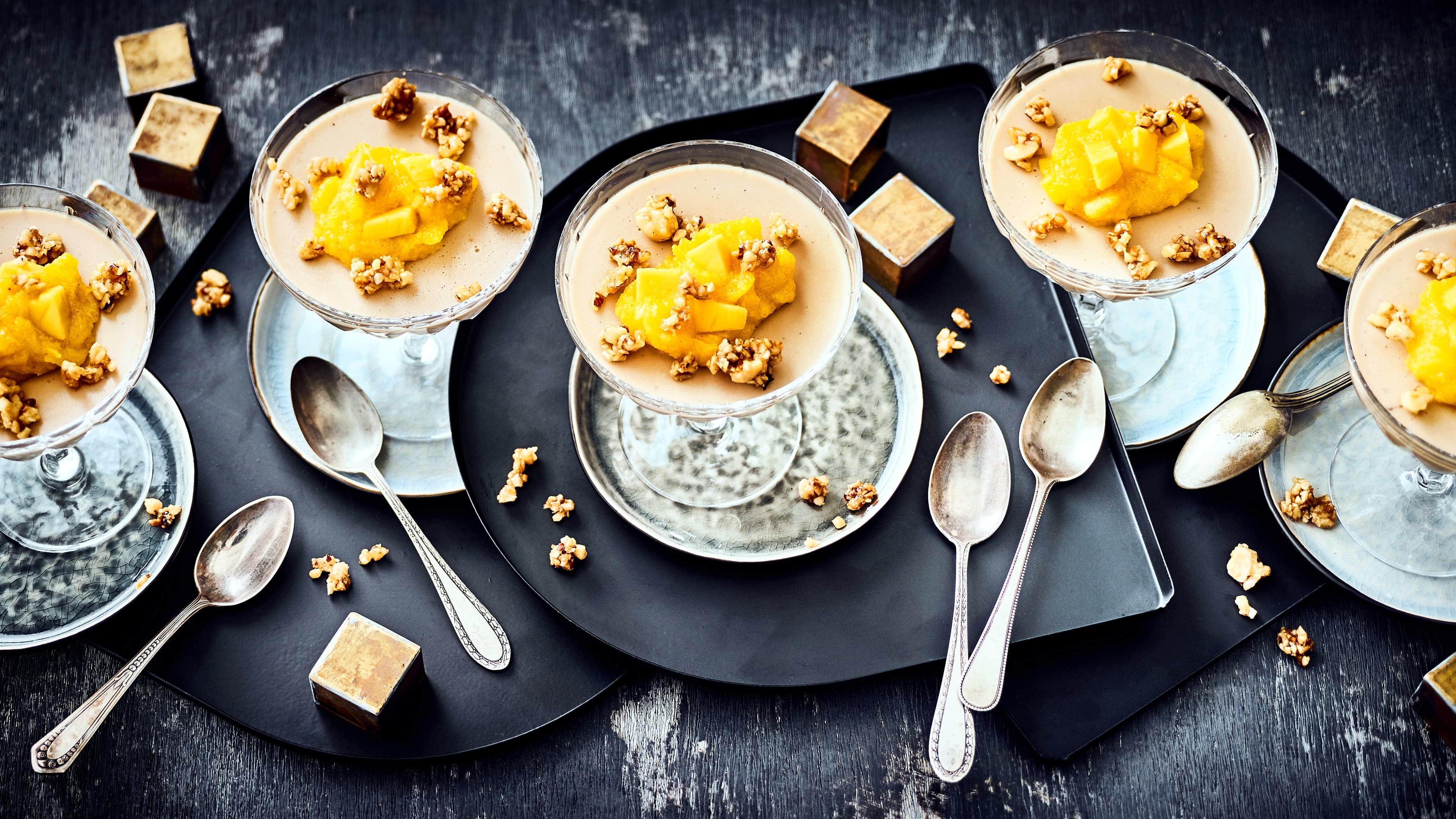 Baileys Panna cotta Genießen Sie unser Rezept für Baileys Panna cotta - Ein cremig zartes Dessert, mit Mango-Püree und karamellisierten Haselnüssen garniert.