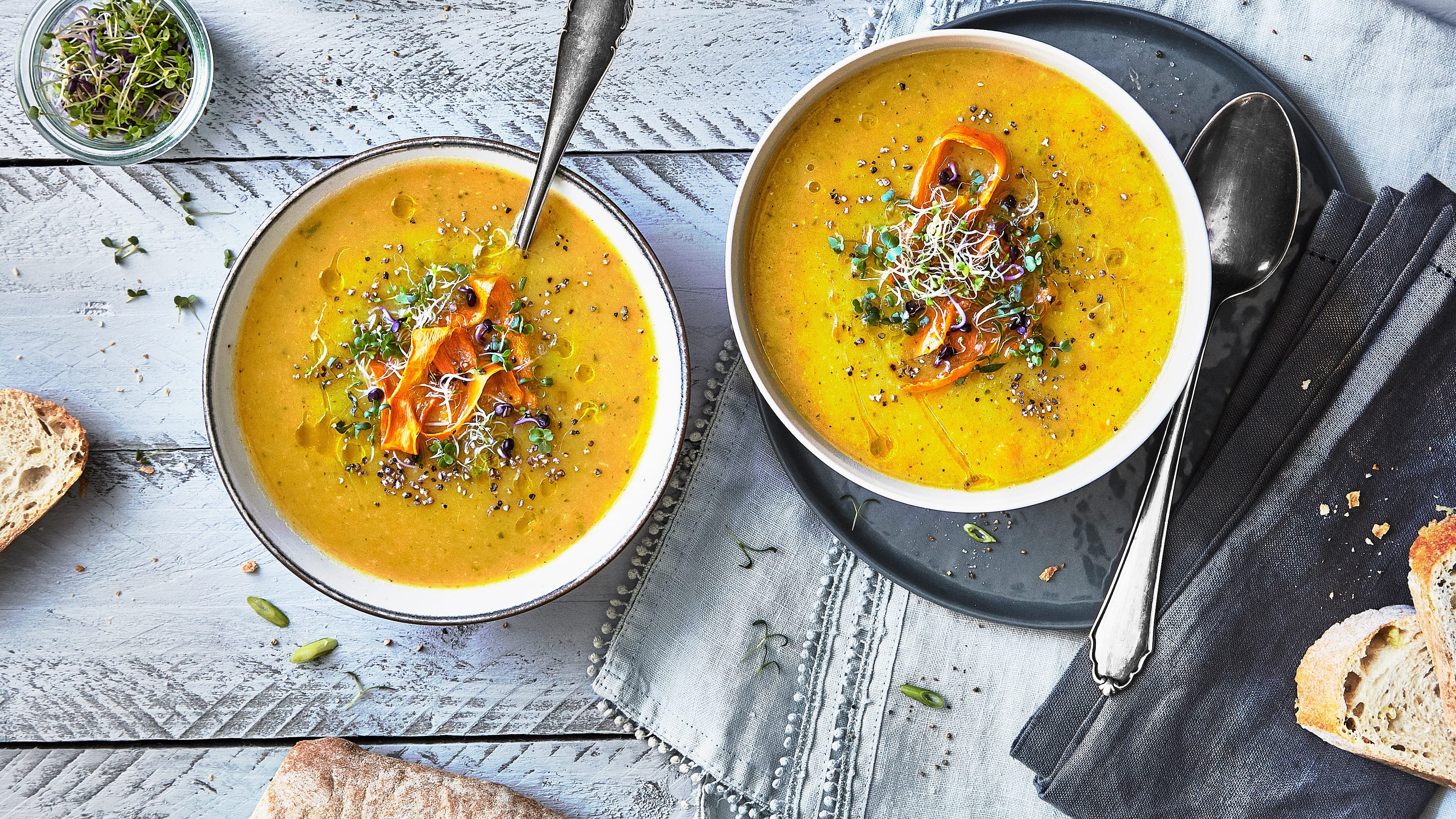 Gemüsesuppe Gemüsesuppe in Schalen mit Kräutern und Karotten – in 35 Min. fertig.