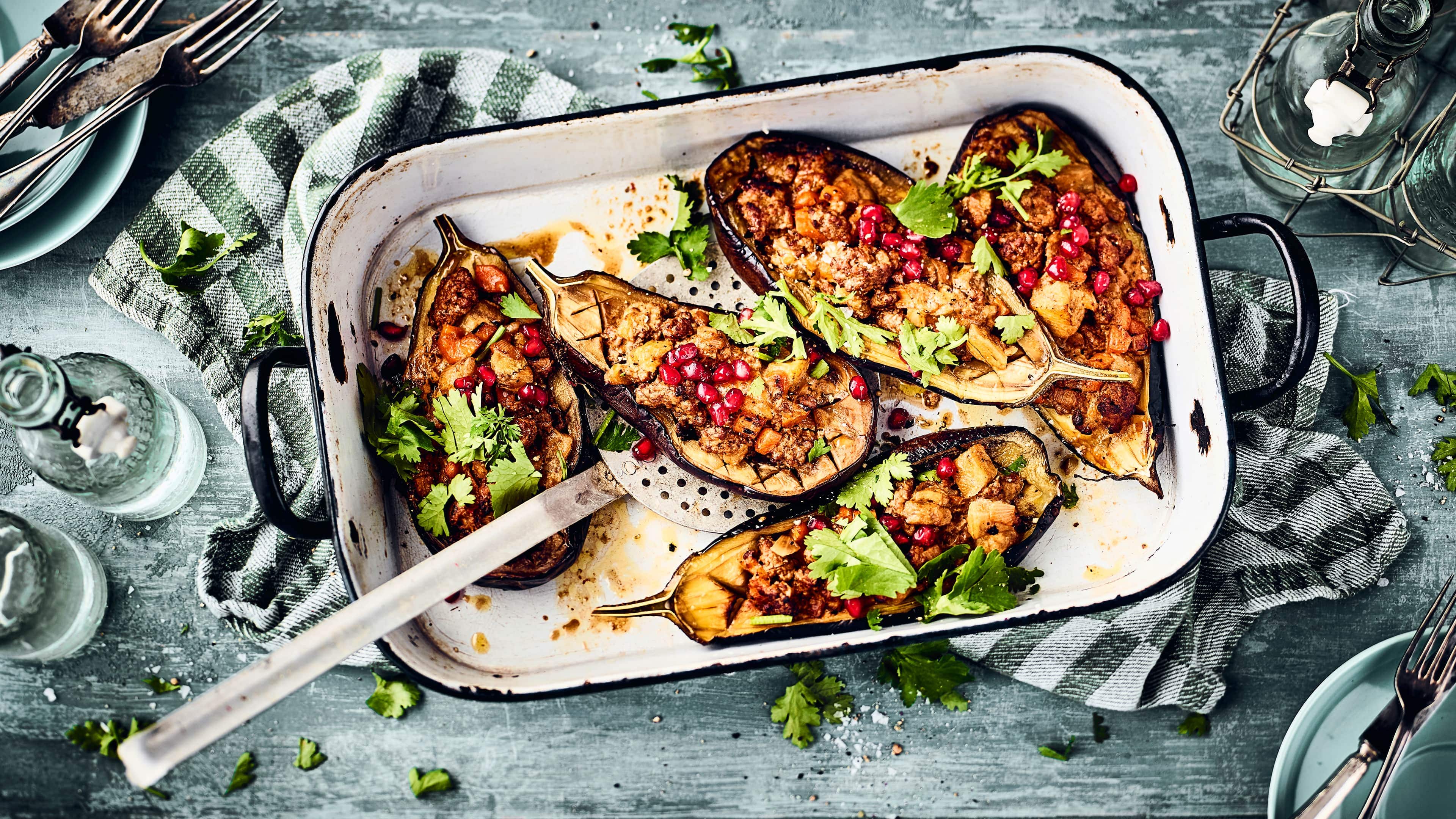 Gefüllte Aubergine Dieses mediterrane Gericht aus dem Ofen ist in 70 Minuten auf dem Tisch: Probieren Sie unsere Aubergine mit einer pikanten Hackfleisch-Möhren-Füllung, dazu Büffelmozzarella und Granatapfelkerne!