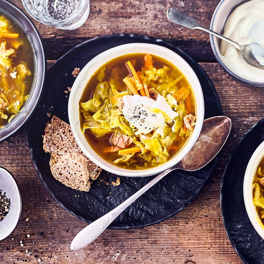 Spitzkohl goes Asia: Probieren Sie unsere Rezeptvariante für eine Suppe mit Karotten, Schinkenwürfeln, Sojasoße, Zitronengras und Ingwer einmal aus!