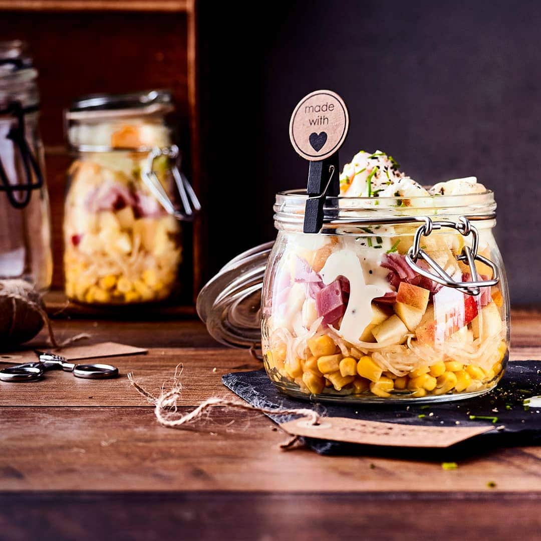 Schichtsalat ist ein Klassiker der Salatküche, der sich schnell zubereiten lässt und auch viel fürs Auge bietet. EDEKA verrät die besten Rezepte und Tipps!