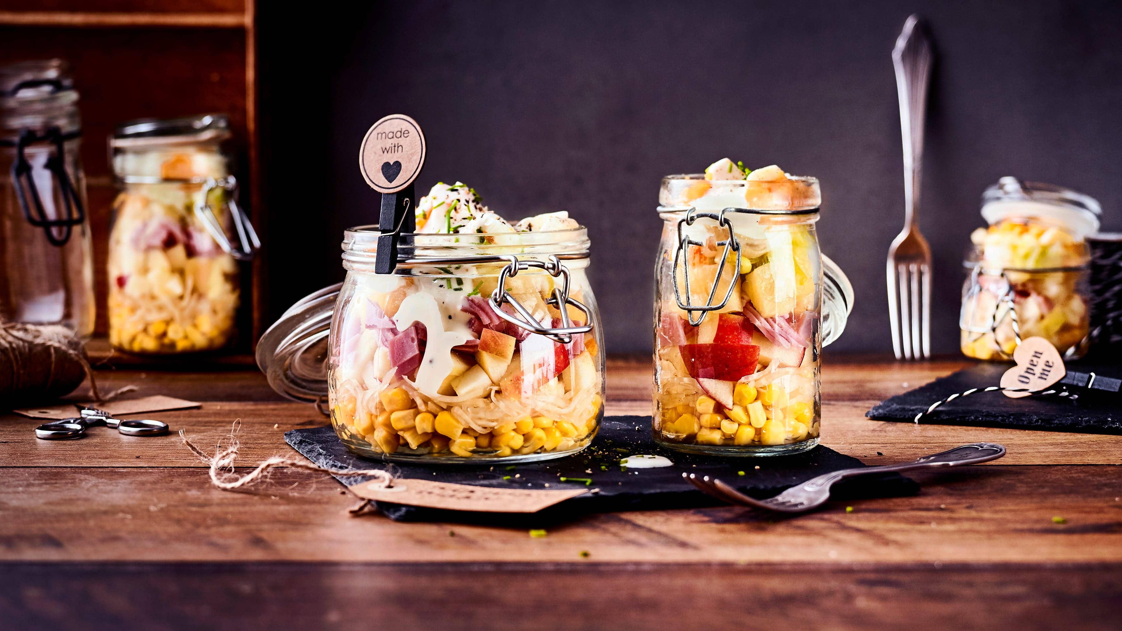 Schichtsalat Schichtsalat ist ein Klassiker der Salatküche, der sich schnell zubereiten lässt und auch viel fürs Auge bietet. EDEKA verrät die besten Rezepte und Tipps!