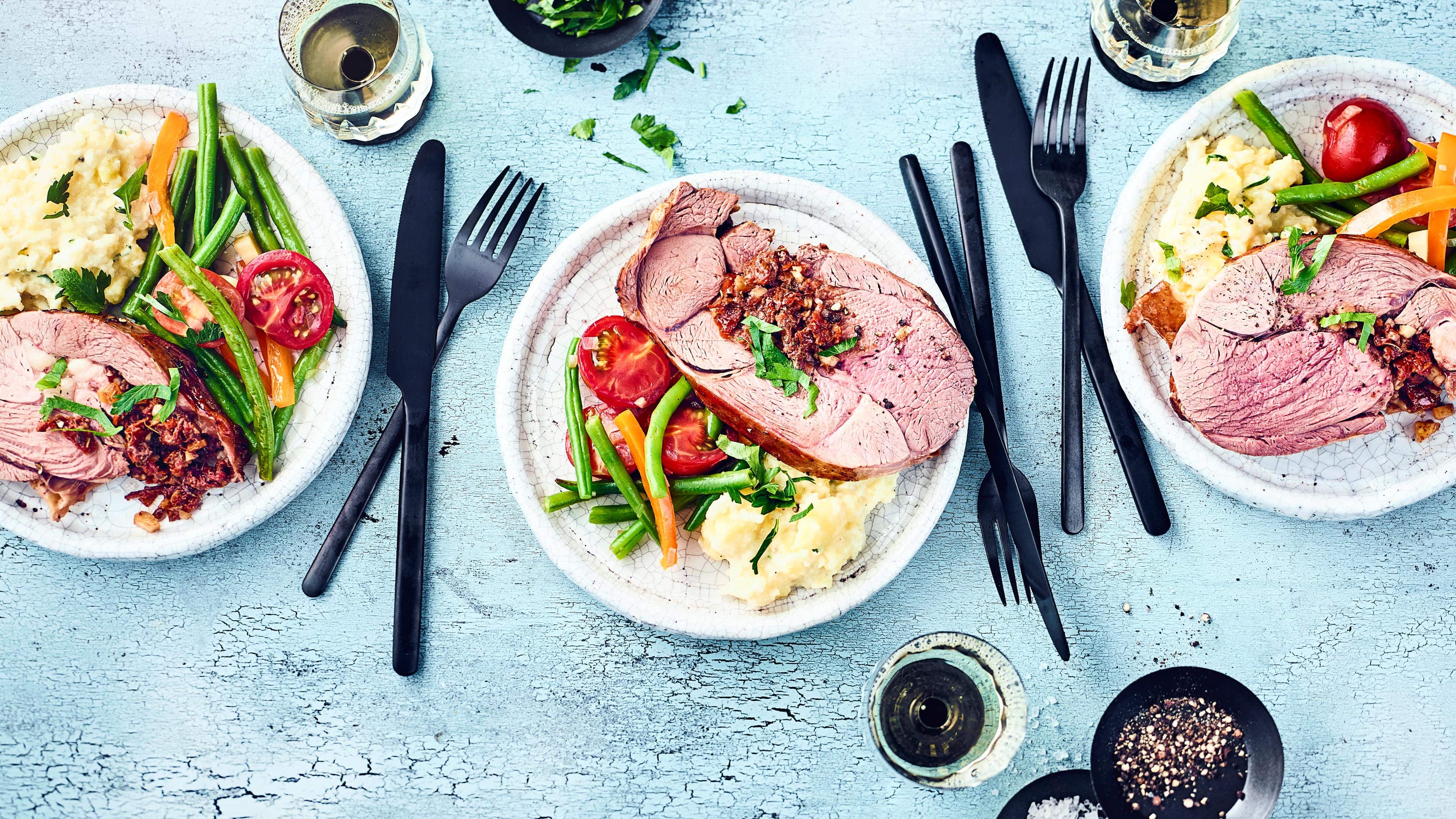 Lammkeule mit Bohnen Probieren Sie unsere pikant gefüllte Lammkeule mit einer Gemüsebeilage aus grünen Bohnen, Cocktailtomaten und Paprika – gewürzt wird der Braten mit Harissa.