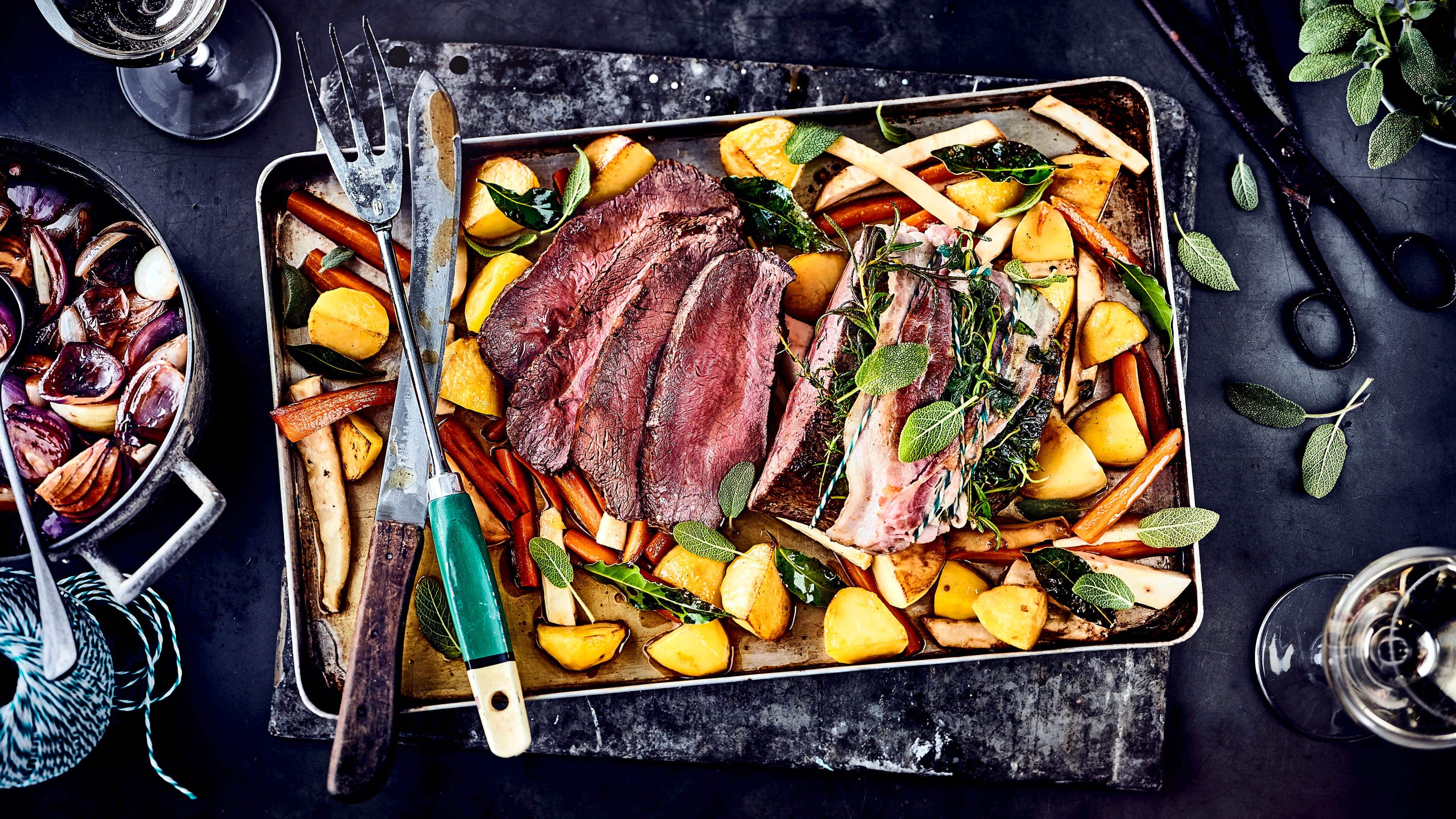 Rinderbraten Rinderbraten-Rezept: Saftiger Rinderbraten mit Kräuter-Speck-Mantel auf Backblech