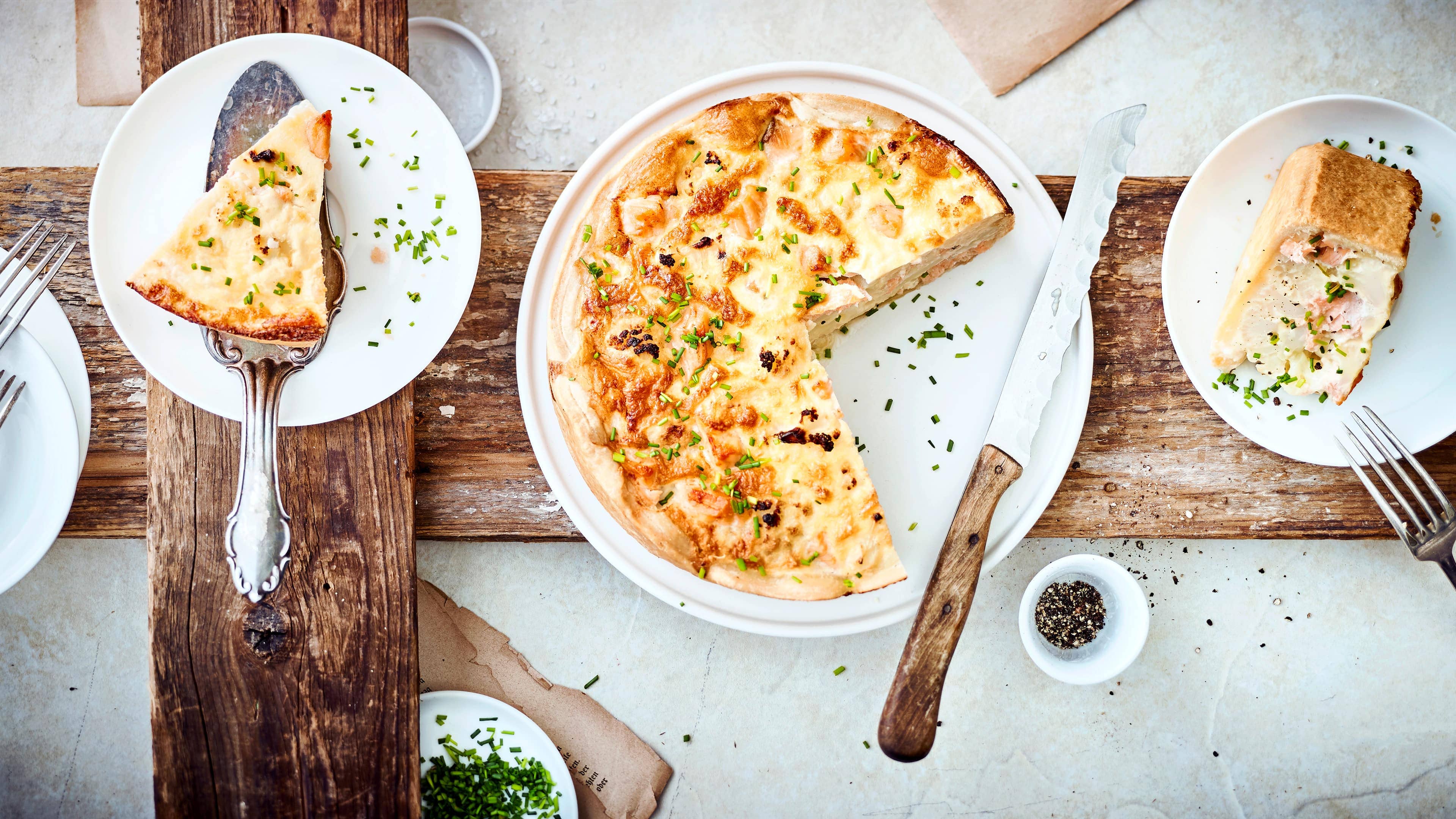 Lachs-Blumenkohl Quiche Mit Blumenkohl, Spinat oder saftigen Kirschtomaten – lesen Sie hier, mit welchen Zutaten Sie eine Lachsquiche zubereiten und köstlich verfeinern können!
