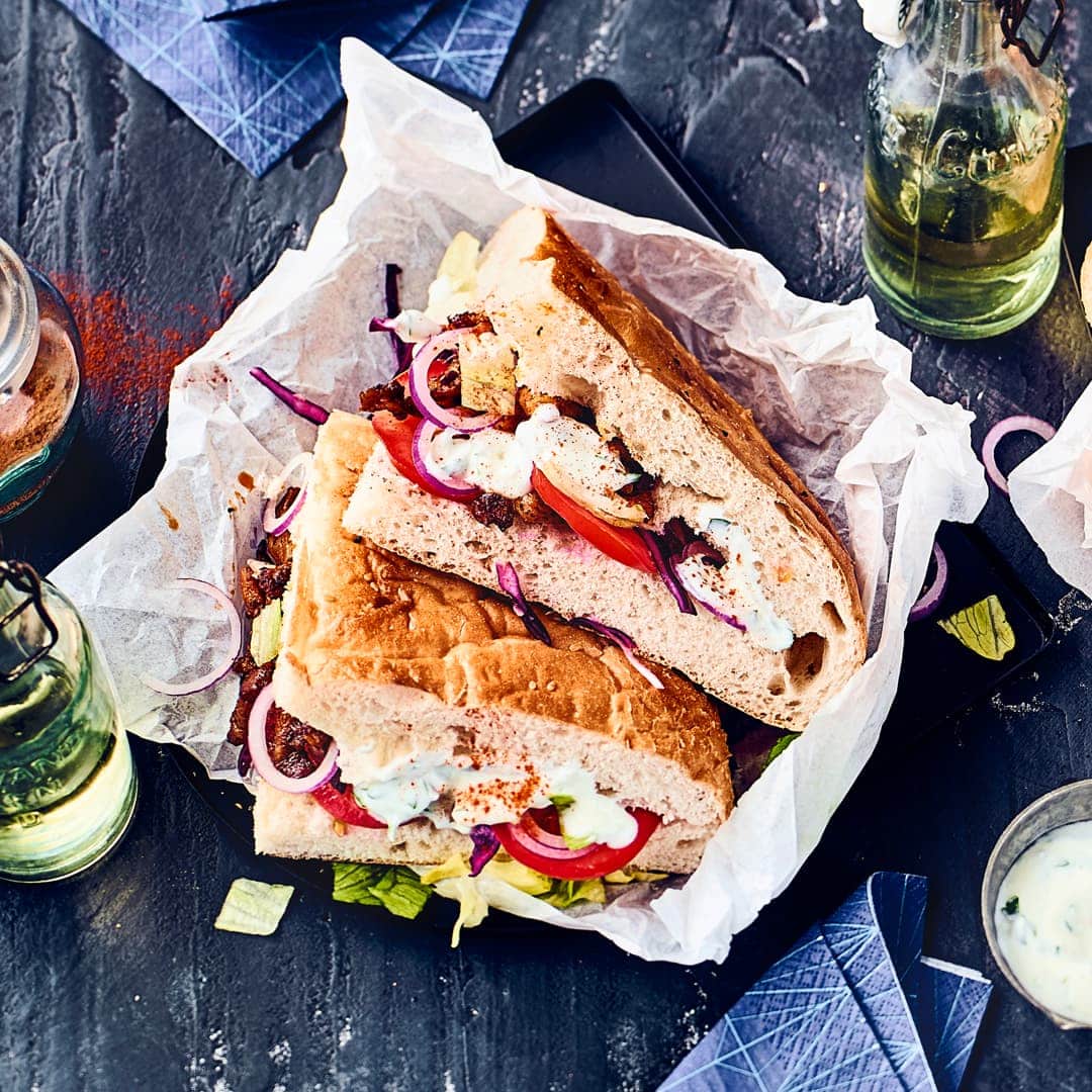 Warum nicht einfach einmal selbstgemacht? Klassischer Döner mit Kebabfleisch im Fladenbrot. Dazu Rot- und Weißkrautsalat und selbstgemachte Knoblauchsoße.