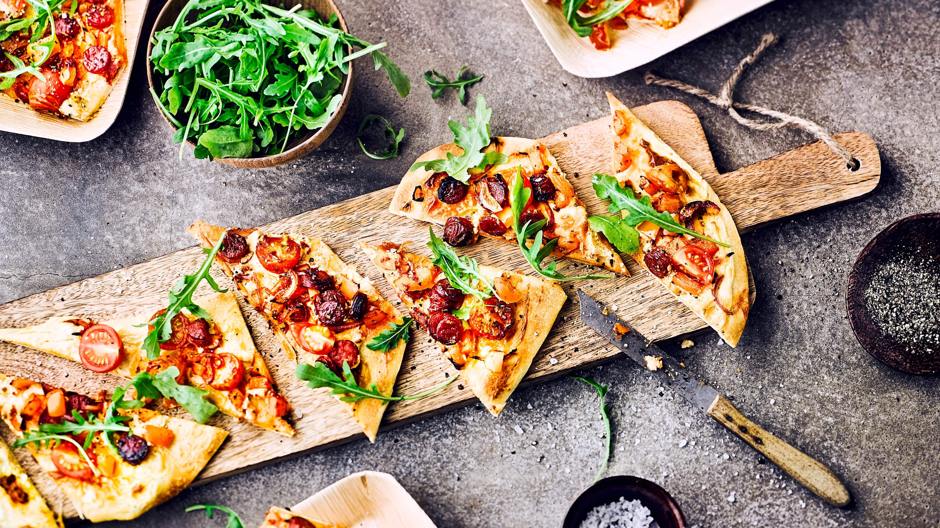 Tomaten-Pizza mit Rucola Tomaten-Pizza mit Rucola