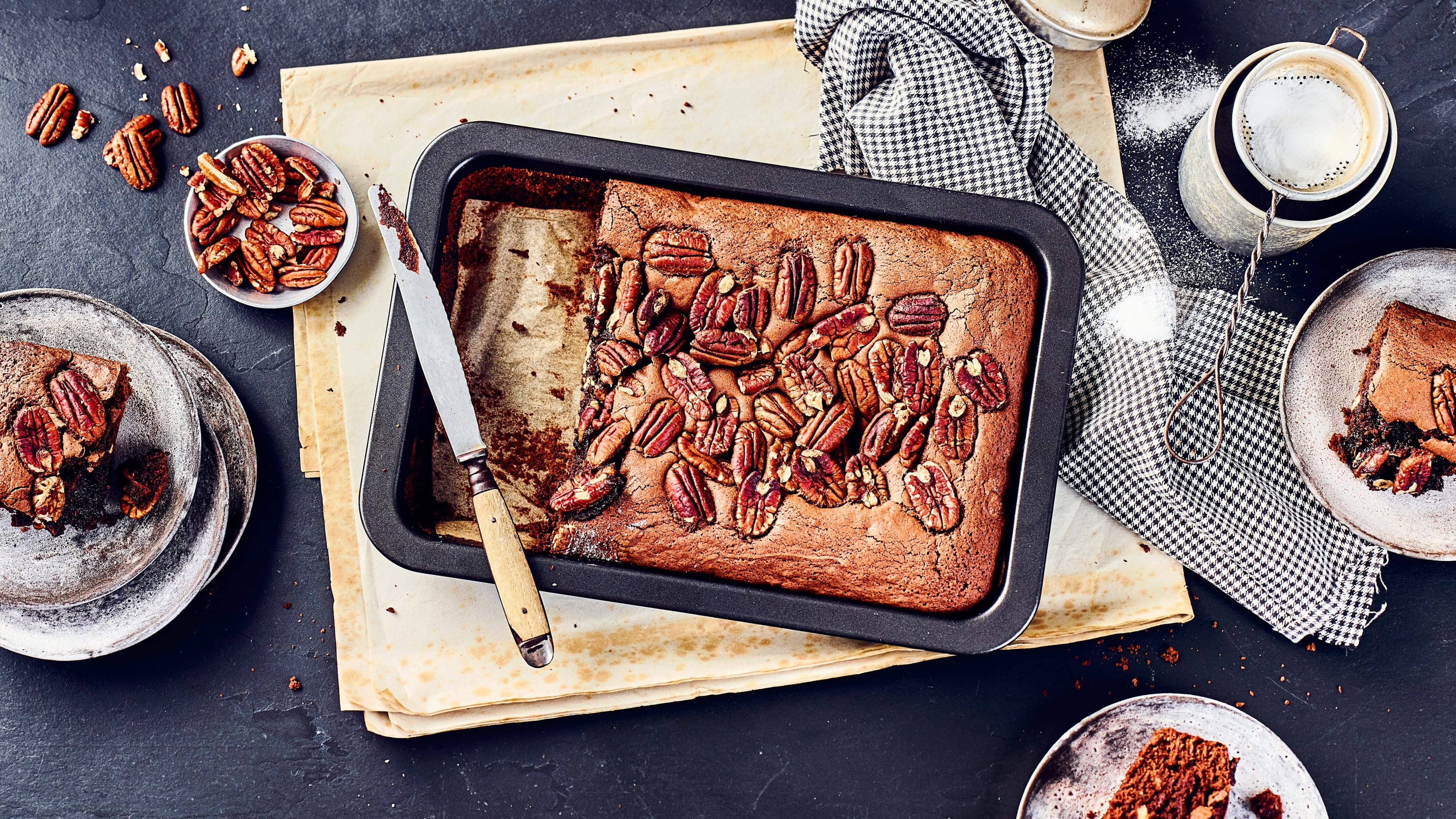 Brownie vom Blech Leckeres Gebäck für jeden Anlass: Probieren Sie unsere saftigen Brownies vom Blech – frisch gebacken mit Zartbitterschokolade und Pecannüssen!