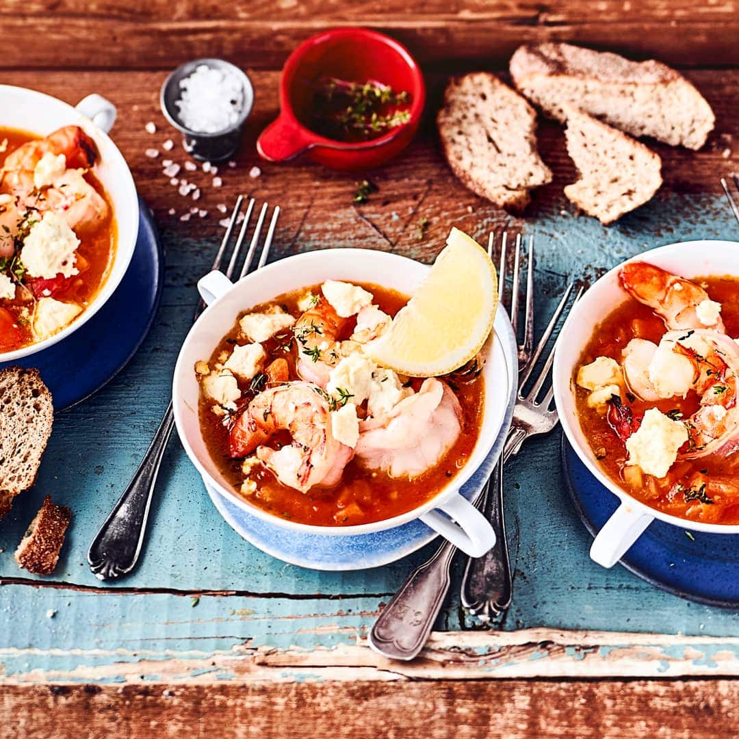 Gebratene Garnelen in Kombination mit frischer Tomatensauce und würzigem Feta: Verwöhnen Sie sich und Ihre Lieben mit einem leckeren Garnelen-Auflauf!