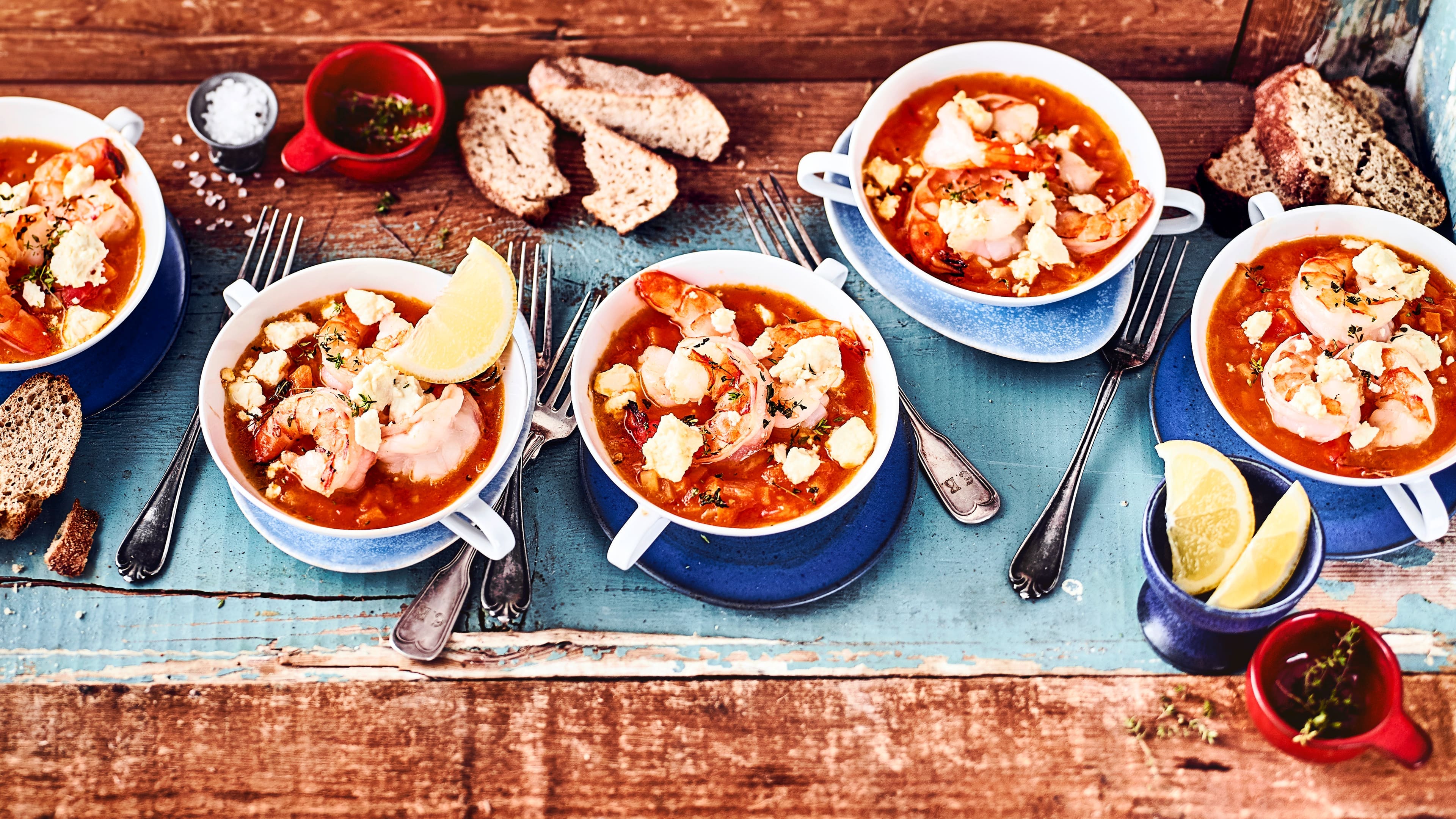 Garnelen-Auflauf Gebratene Garnelen in Kombination mit frischer Tomatensauce und würzigem Feta: Verwöhnen Sie sich und Ihre Lieben mit einem leckeren Garnelen-Auflauf!