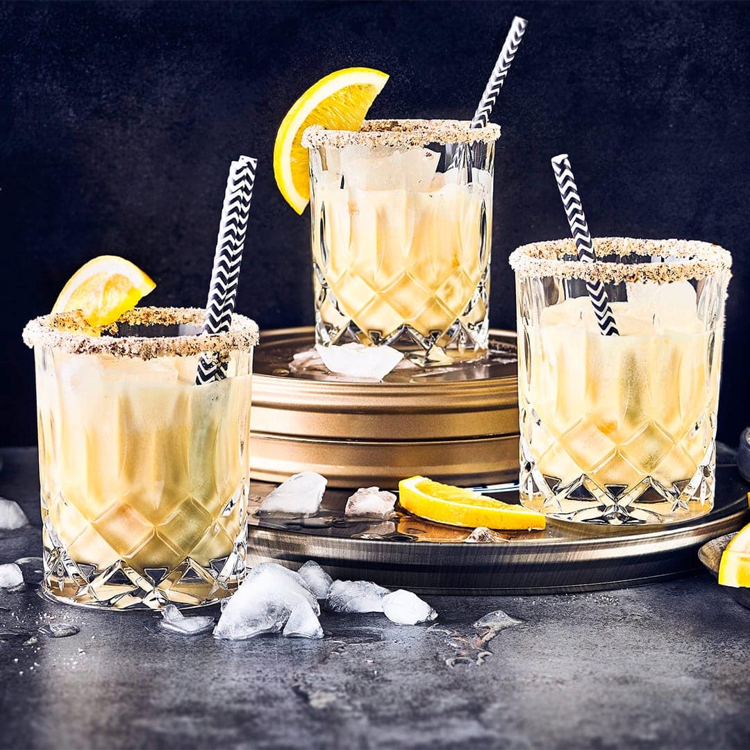 Wie wäre es mit einem erfrischenden Sommerdrink? Probieren Sie unseren "Orange Velvet": Mit Maracuja-Nektar, Mandelsirup und Sahne, garniert mit einer Zitrone – fertig in 15 Minuten!