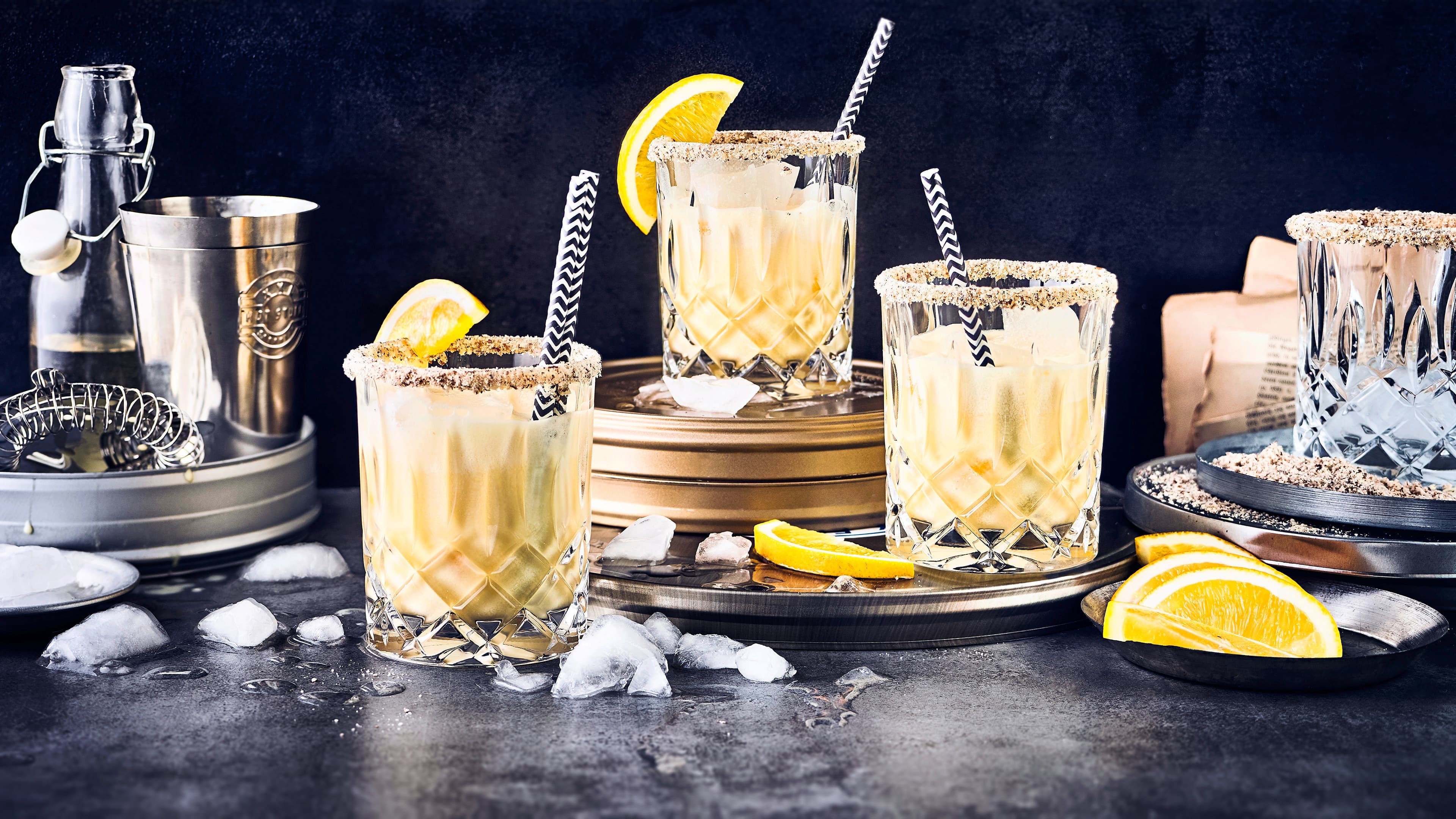 Orange Velvet Wie wäre es mit einem erfrischenden Sommerdrink? Probieren Sie unseren "Orange Velvet": Mit Maracuja-Nektar, Mandelsirup und Sahne, garniert mit einer Zitrone – fertig in 15 Minuten!