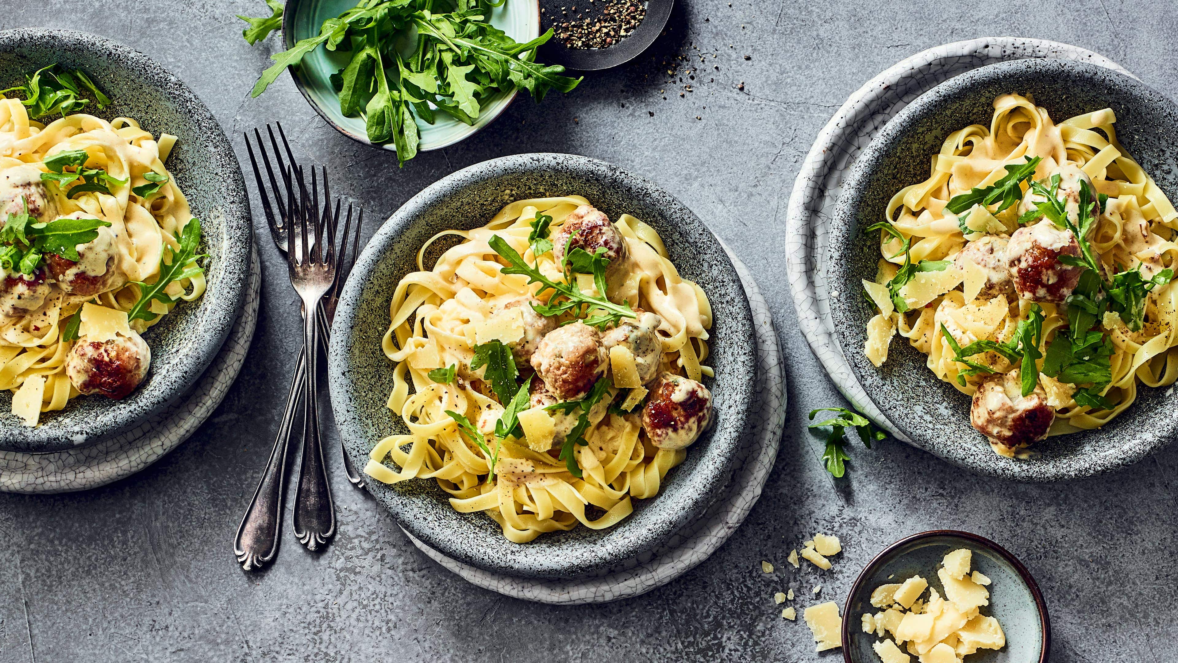 Tagliatelle mit Hackbällchen Bällchen aus Geflügelhackfleisch mit Sahnesauce und Tagliatelle.